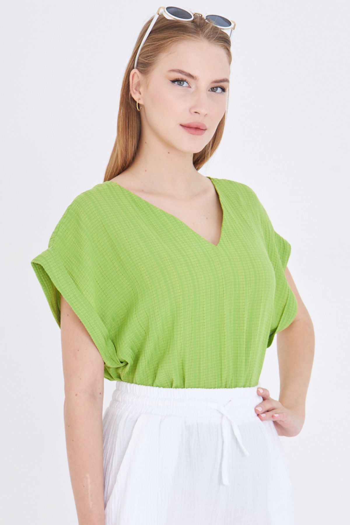 Kadın V Yaka Yanları Yırtmaçlı Arkası Uzun Duble Kol Detaylı Oversize Bluz ARM-24Y001074