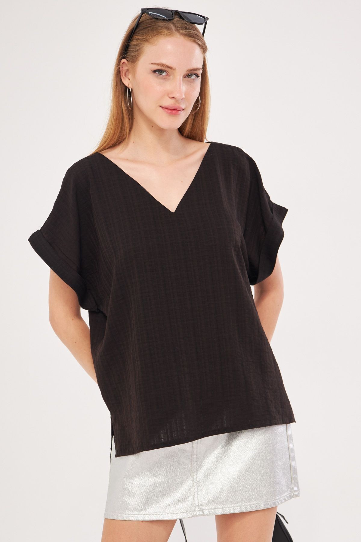 Kadın Siyah V Yaka Yanları Yırtmaçlı Arkası Uzun Duble Kol Detaylı Oversize Bluz ARM-24Y001074