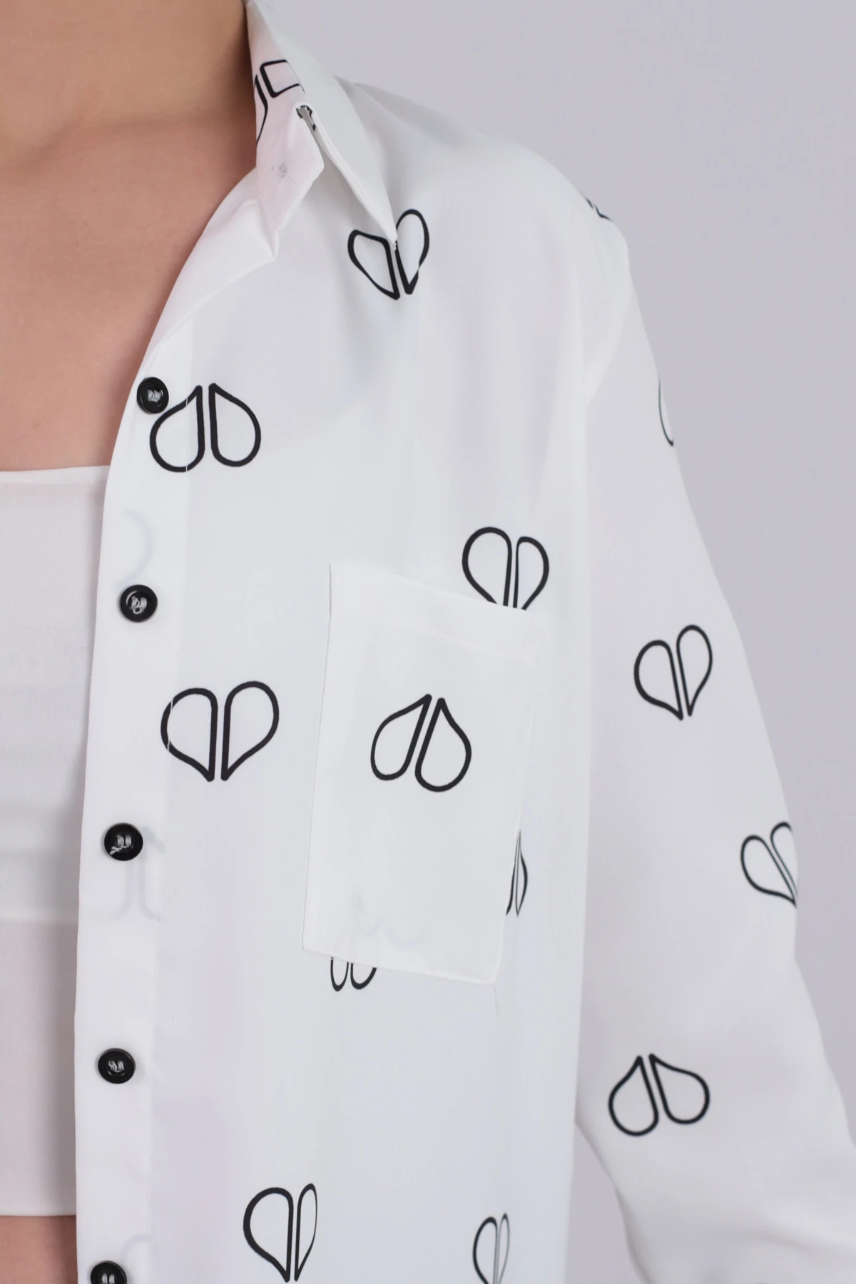 Kadın Beyaz Sırtı Pile Detaylı Tek Cepli Desenli Uzun Kollu Tesettür Gömlek ARM-26K001076