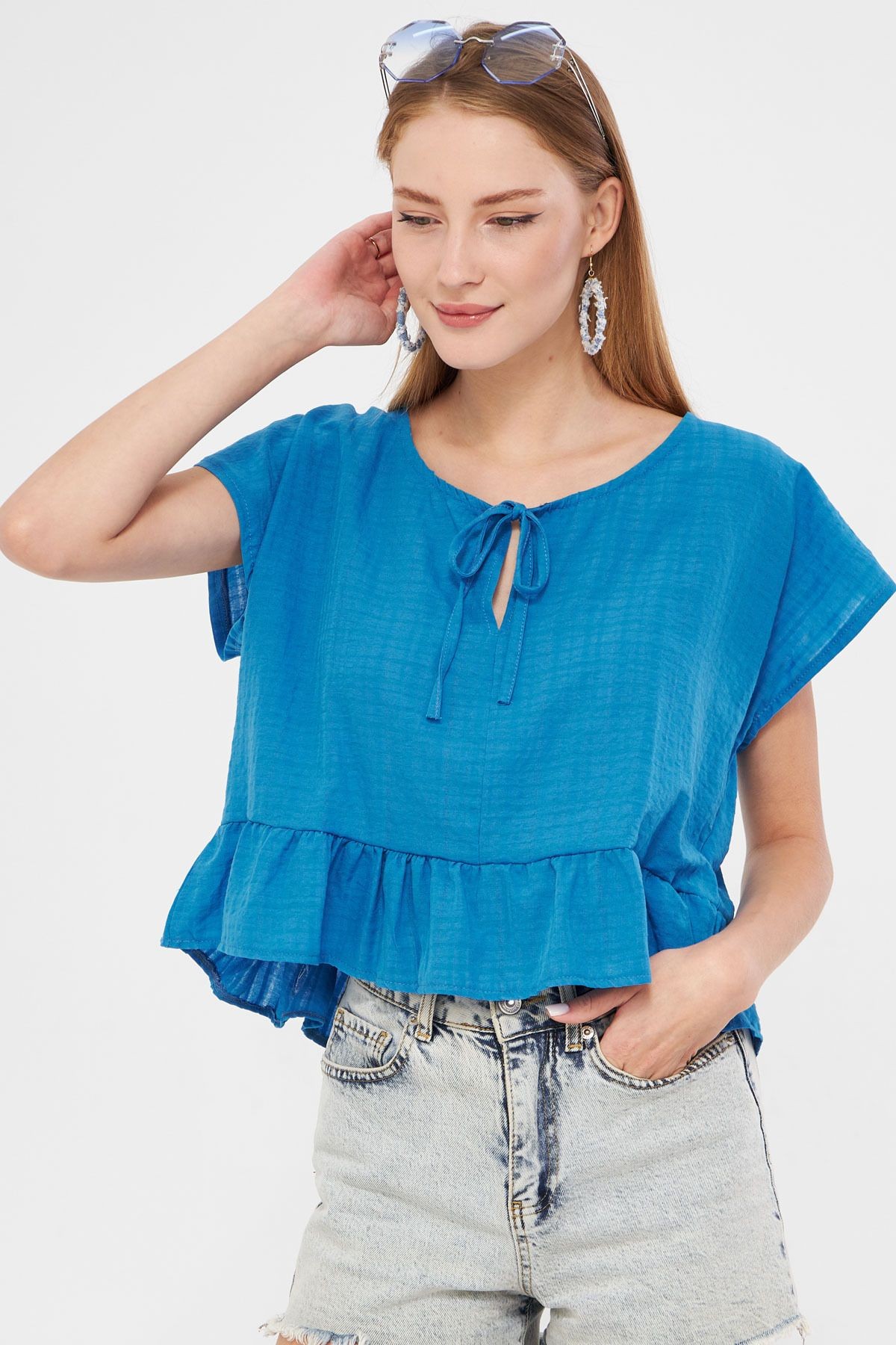 Kadın Mavi Yarasa Kol Yakası Bağlamalı Eteği Fırfırlı Oversize Crop Bluz ARM-24Y001088
