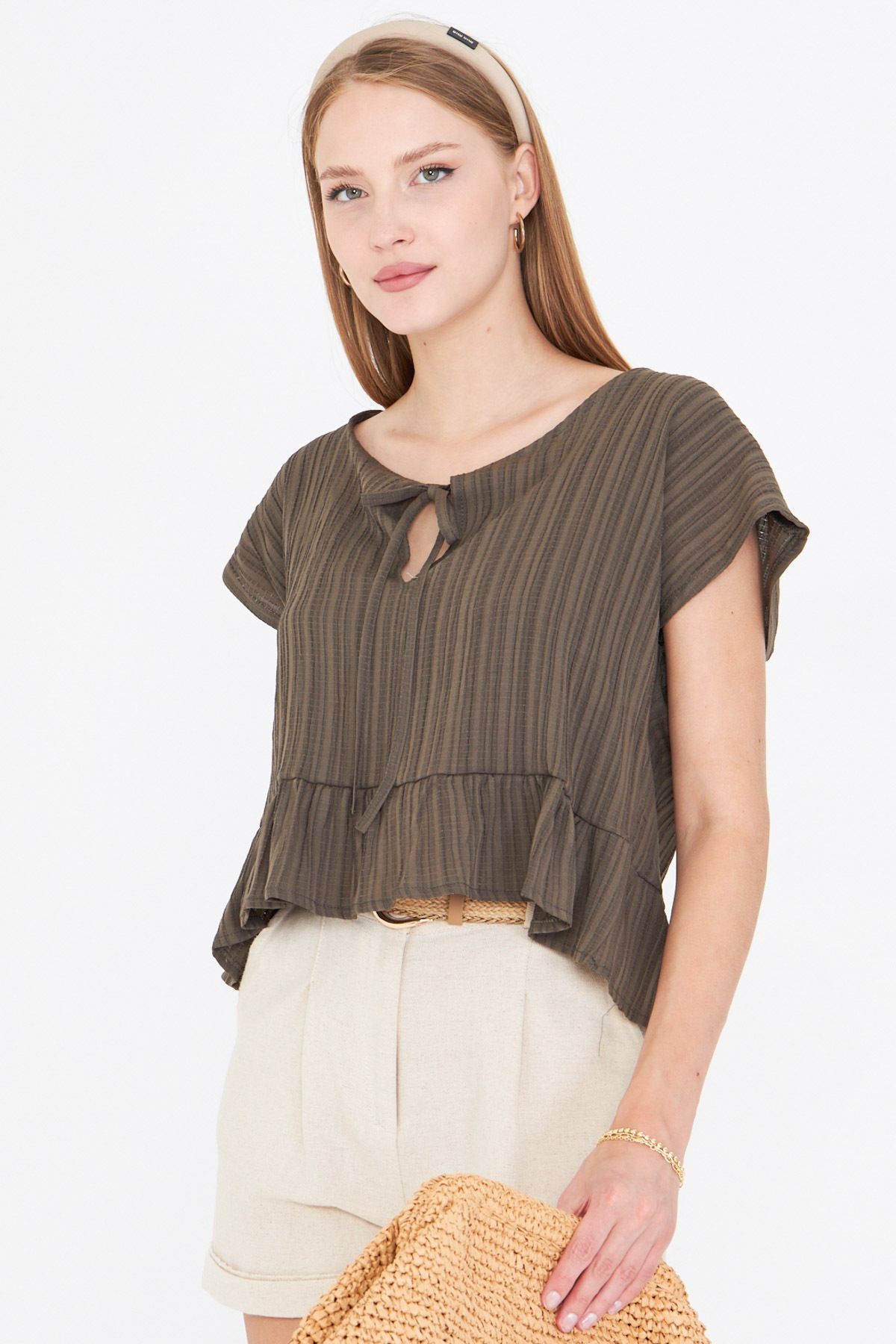 Kadın Koyu Haki Yarasa Kol Yakası Bağlamalı Eteği Fırfırlı Oversize Crop Bluz ARM-24Y001088