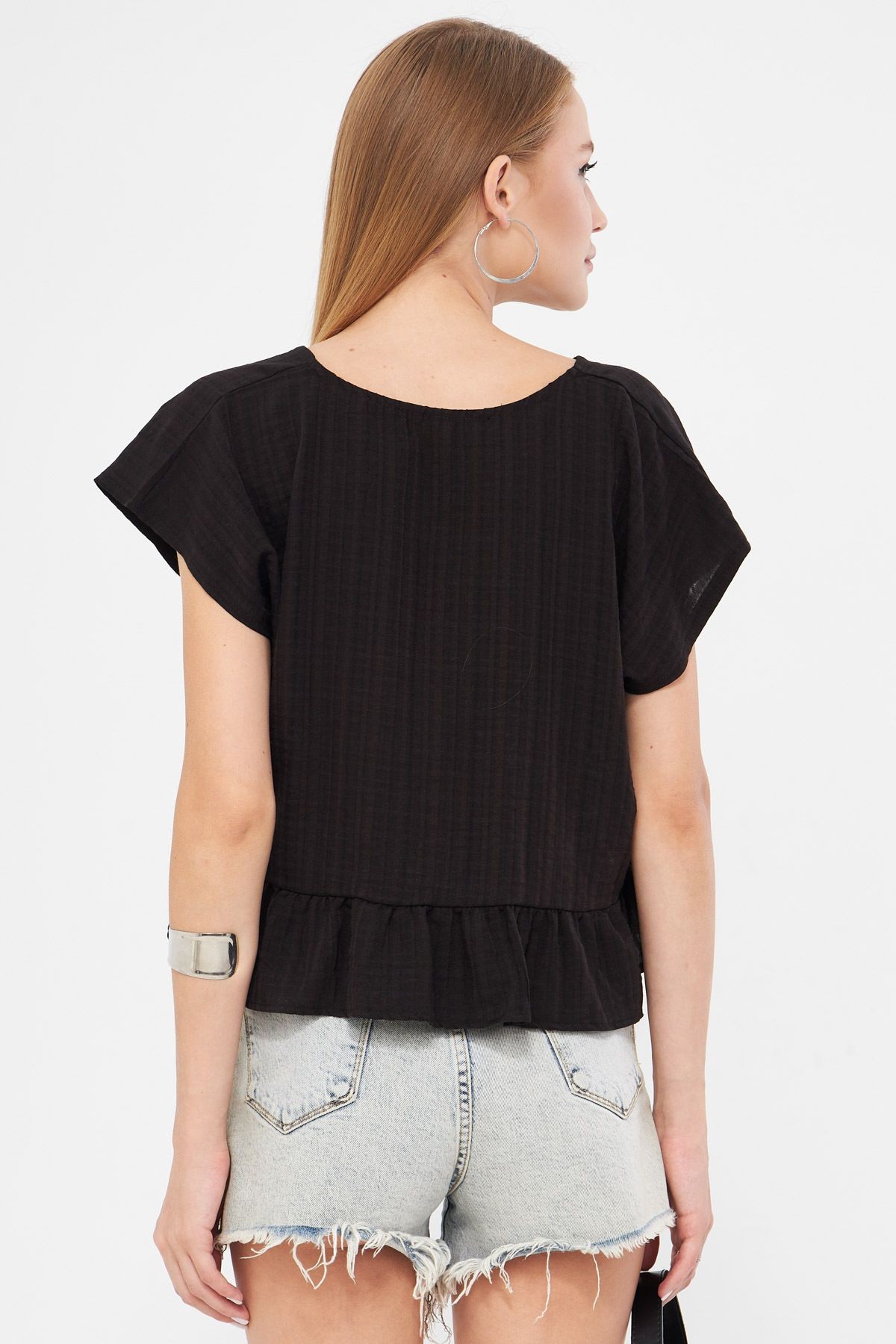 Kadın Siyah Yarasa Kol Yakası Bağlamalı Eteği Fırfırlı Oversize Crop Bluz ARM-24Y001088