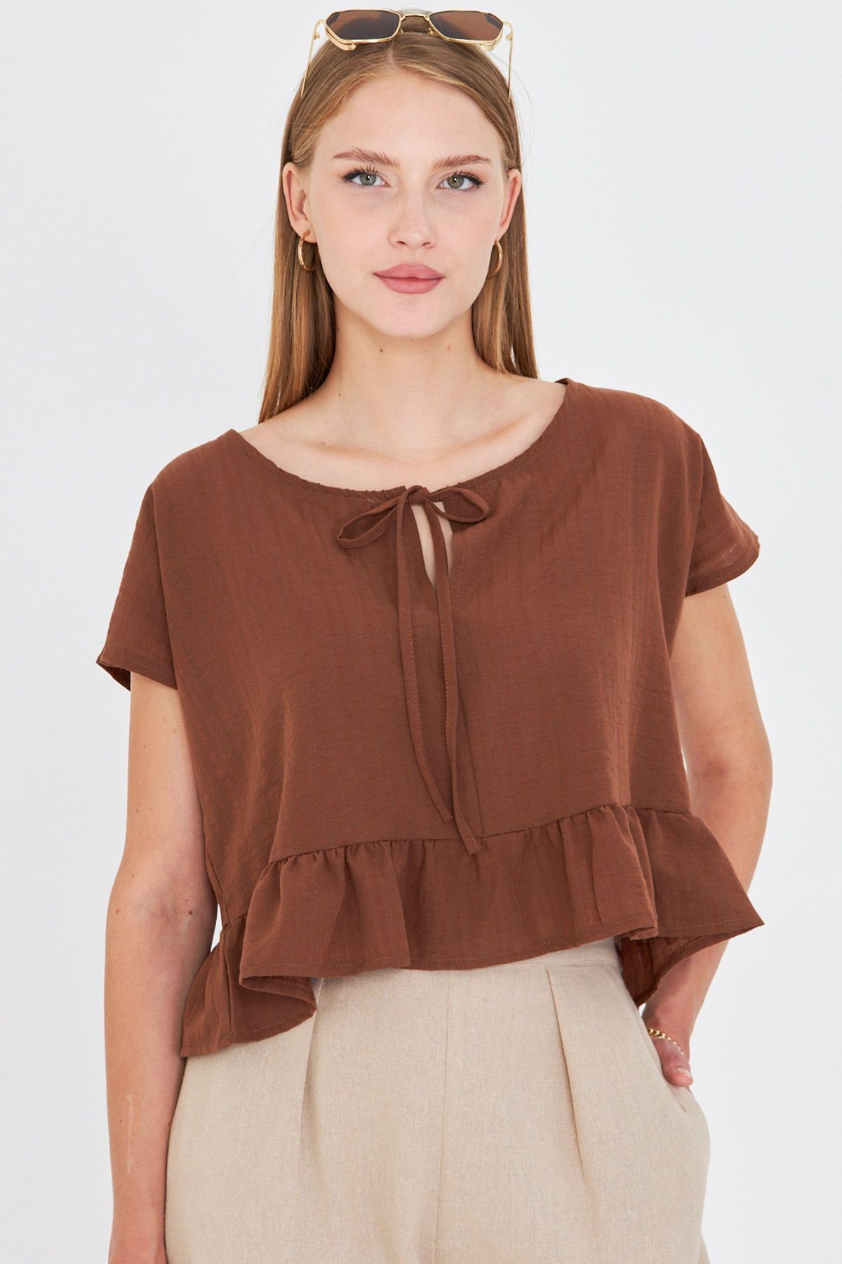 Kadın Açık Kahve Yarasa Kol Yakası Bağlamalı Eteği Fırfırlı Oversize Crop Bluz ARM-24Y001088