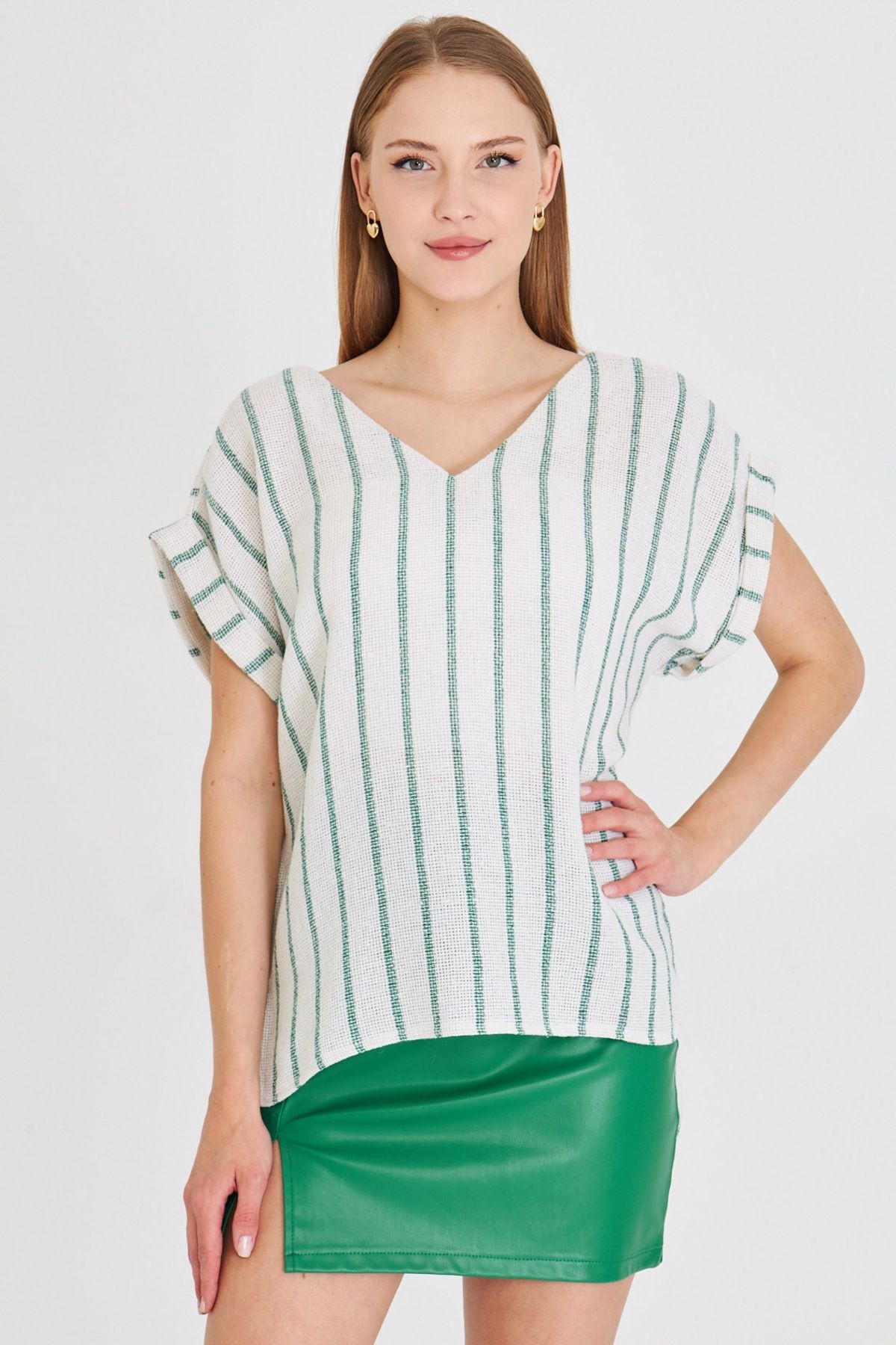 Kadın Koyu Yeşil V Yaka Yanları Yırtmaçlı Arkası Uzun Duble Kol Detaylı Oversize Bluz ARM-25Y001056