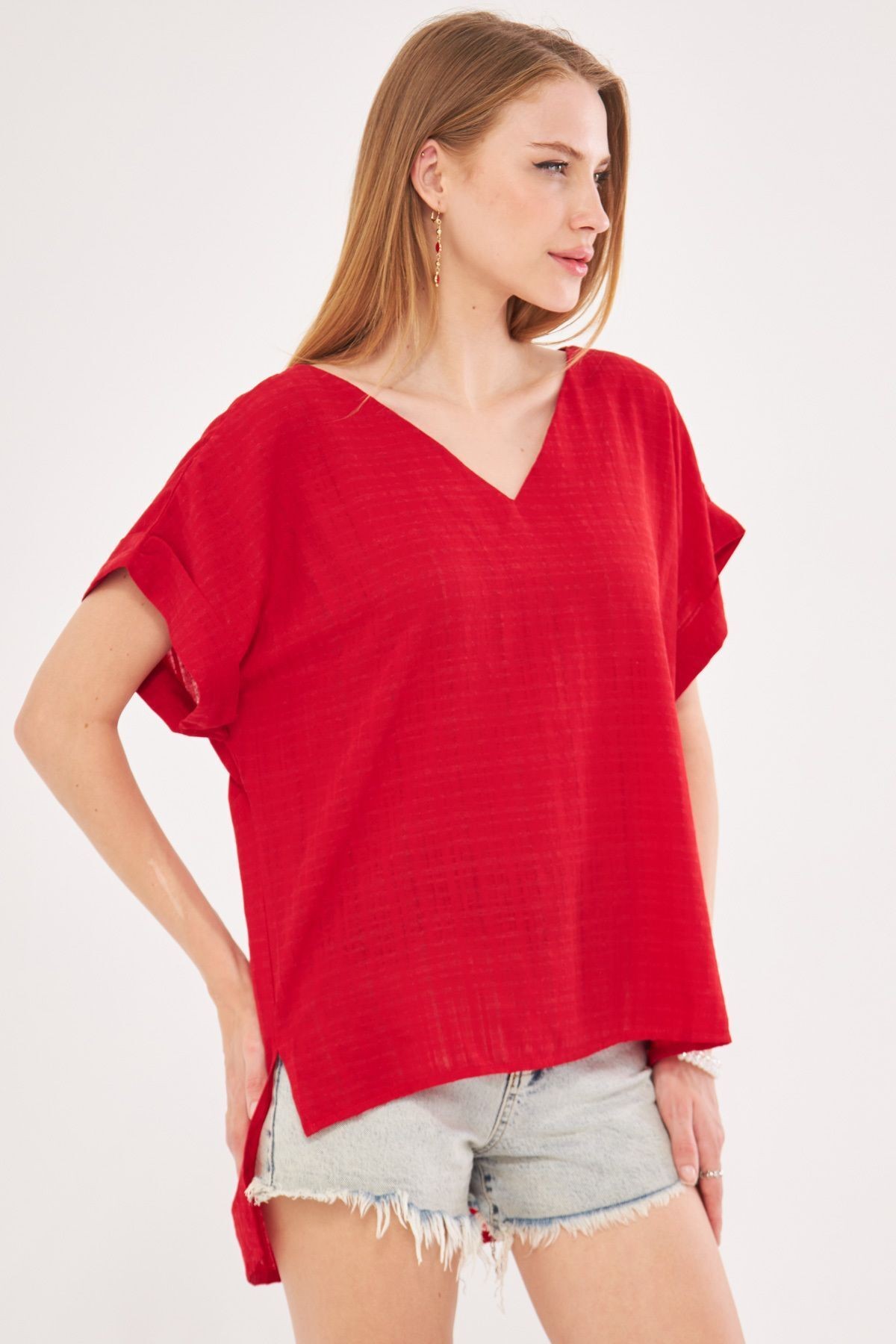 Kadın Kırmızı V Yaka Yanları Yırtmaçlı Arkası Uzun Duble Kol Detaylı Oversize Bluz ARM-24Y001074