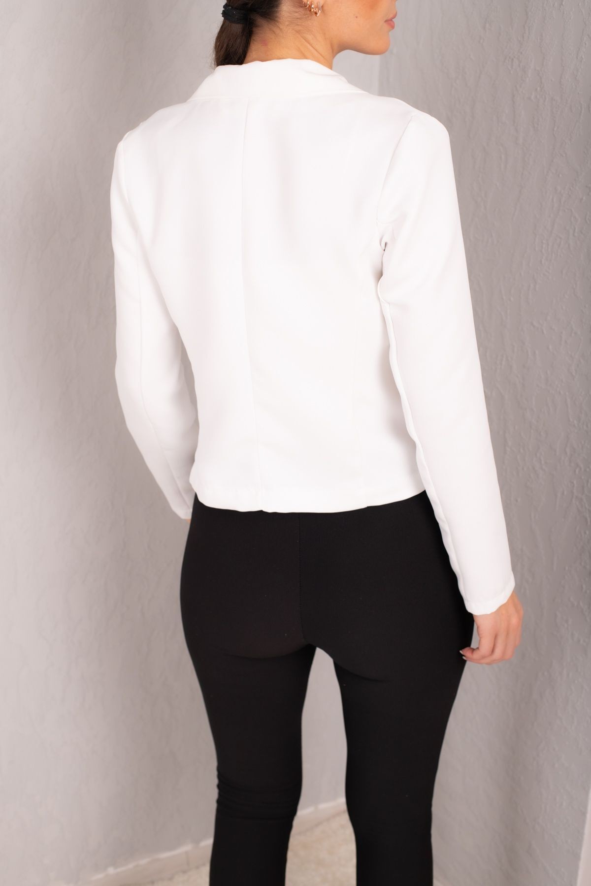 Kadın Beyaz Tek Düğmeli Crop Ceket ARM-22Y001237