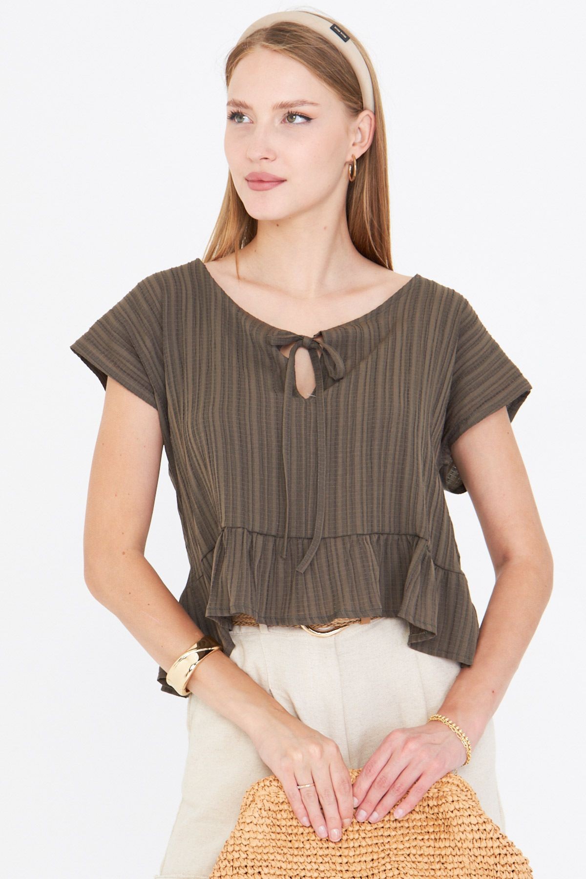 Kadın Koyu Haki Yarasa Kol Yakası Bağlamalı Eteği Fırfırlı Oversize Crop Bluz ARM-24Y001088