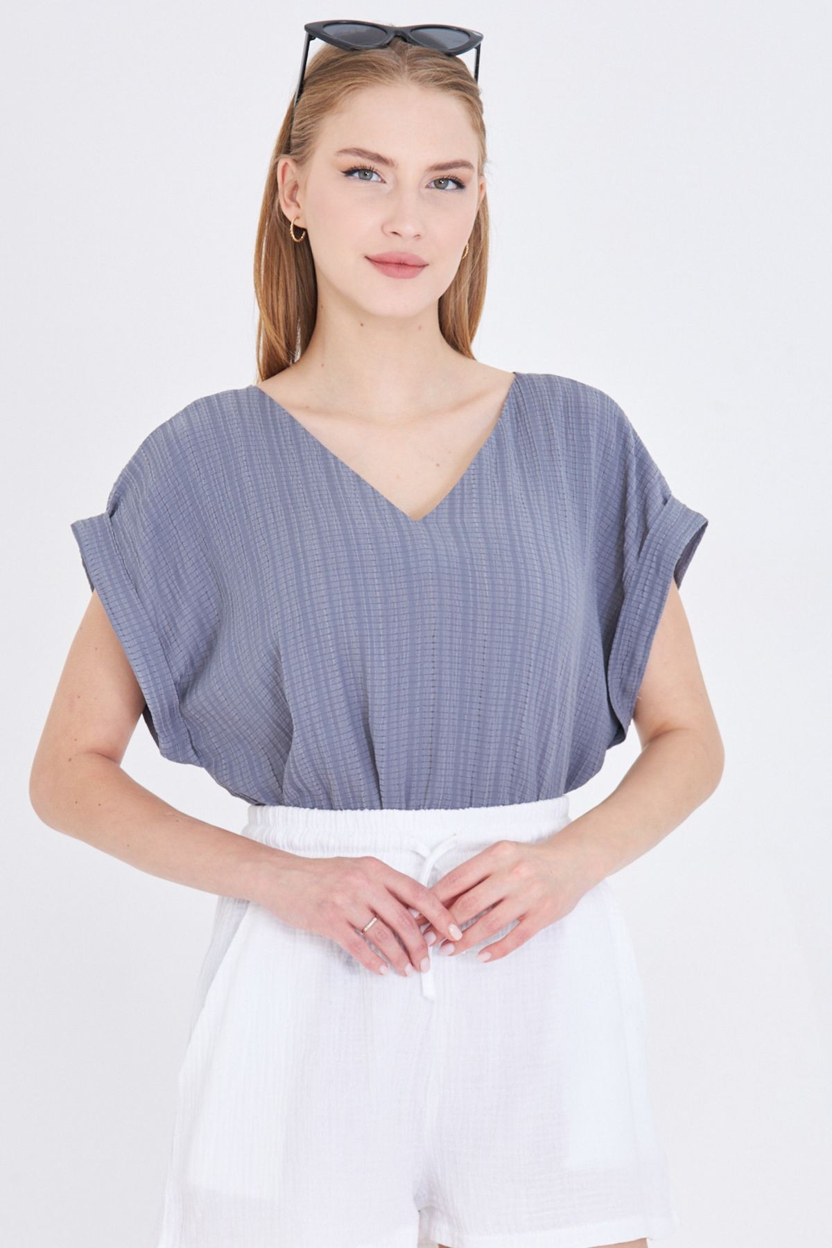 Kadın Gri V Yaka Yanları Yırtmaçlı Arkası Uzun Duble Kol Detaylı Oversize Bluz ARM-24Y001074