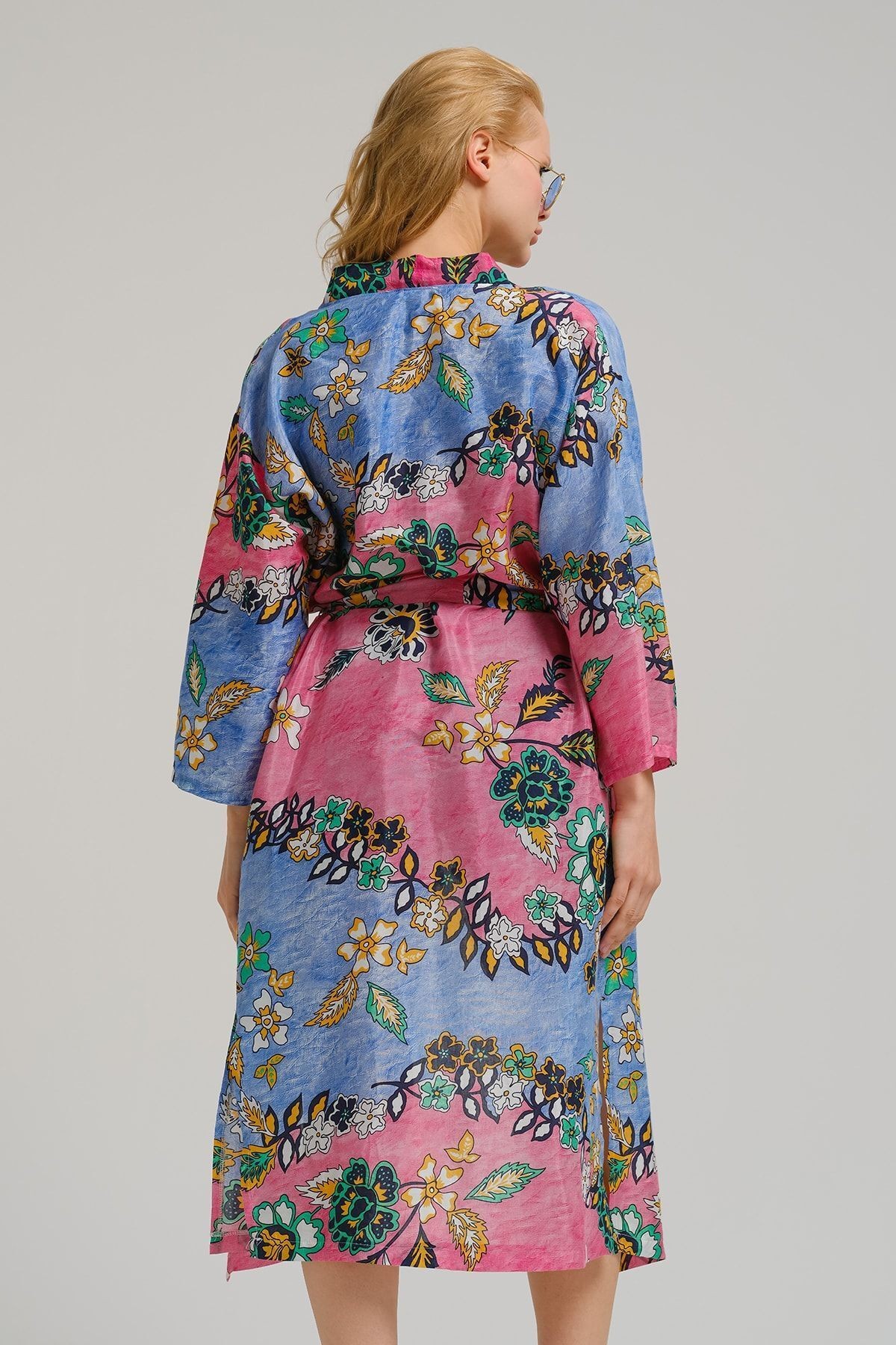 Kadın Pembe Desenli Uzun Kimono ARM-22Y001120