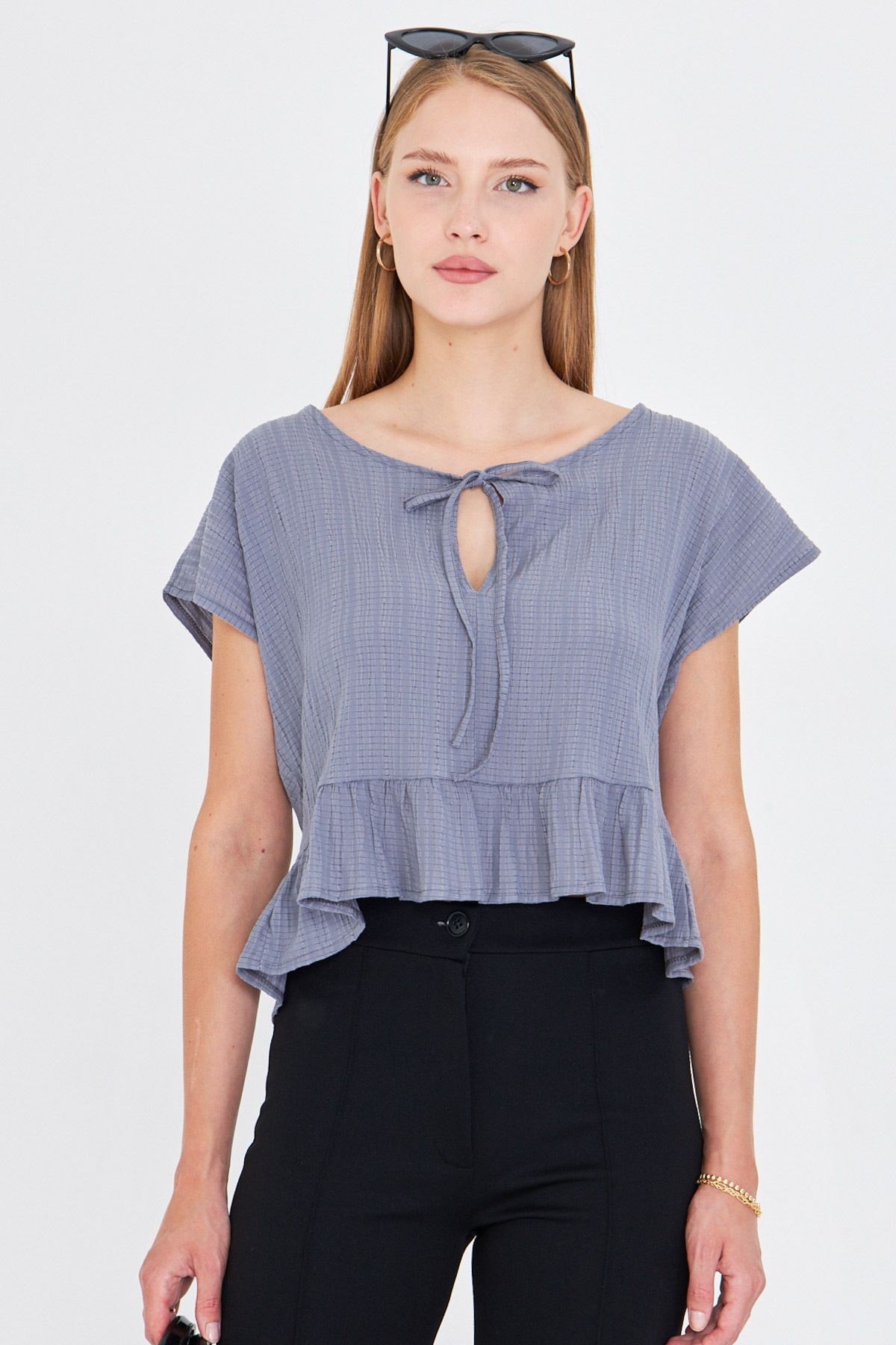 Kadın Gri Yarasa Kol Yakası Bağlamalı Eteği Fırfırlı Oversize Crop Bluz ARM-24Y001088
