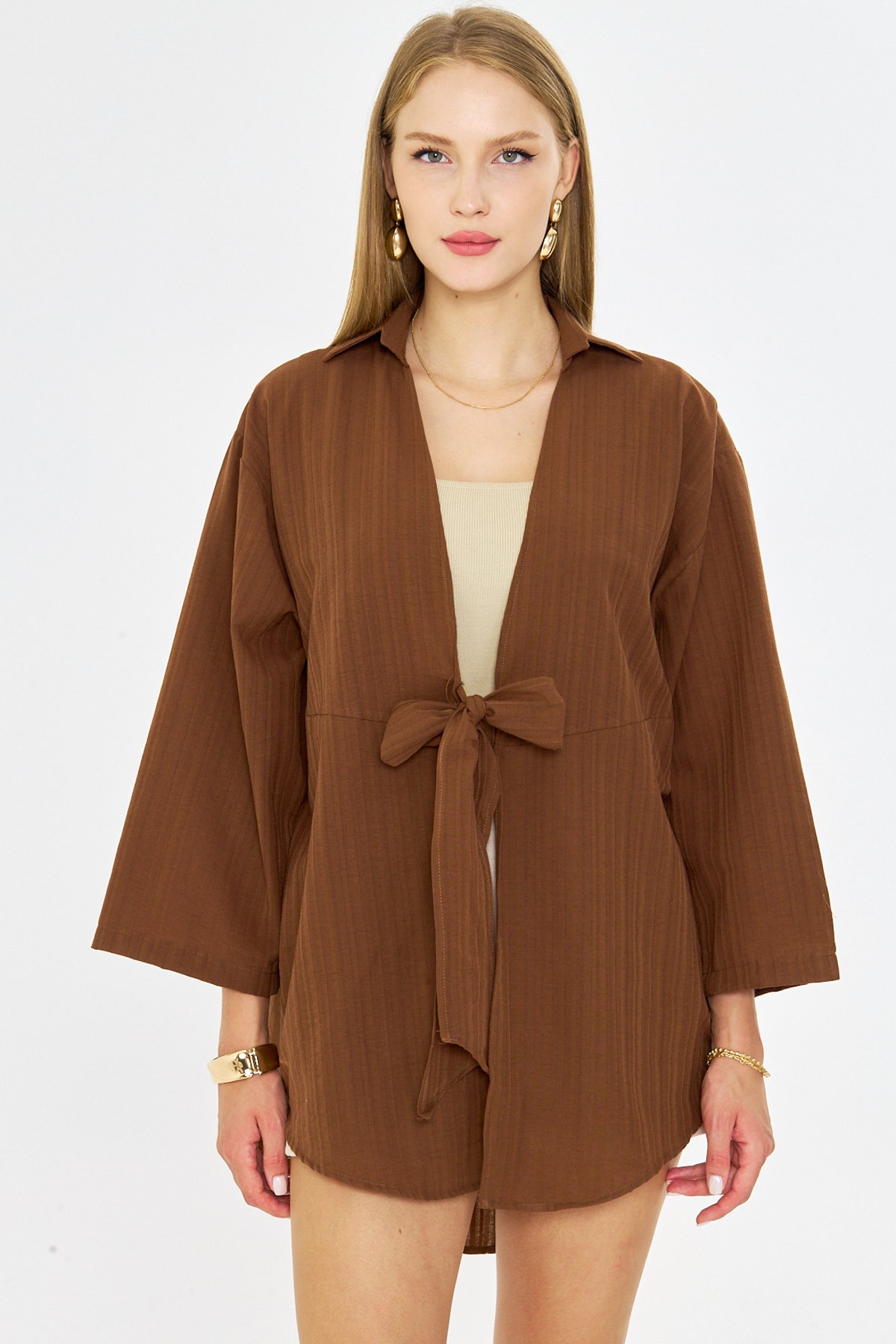 Kadın Açık Kahve Kendinden Çizgili Önden Bağlamalı Kimono Gömlek ARM-24Y001101