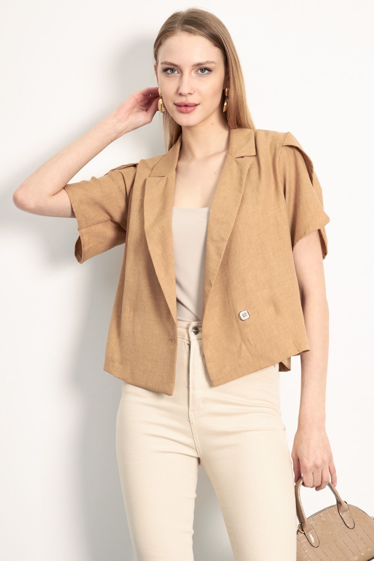 Kadın Camel Kolu Yırtmaç Detaylı Crop Kısa Kol Ceket ARM-24Y001048