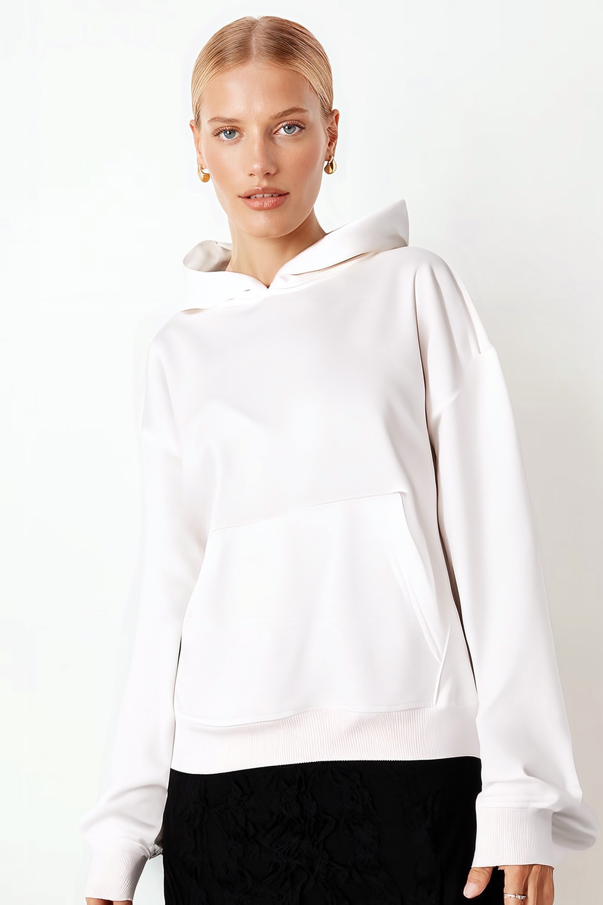 Kadın Beyaz Kapüşonlu Cepli Sweatshirt ARM-26K042001