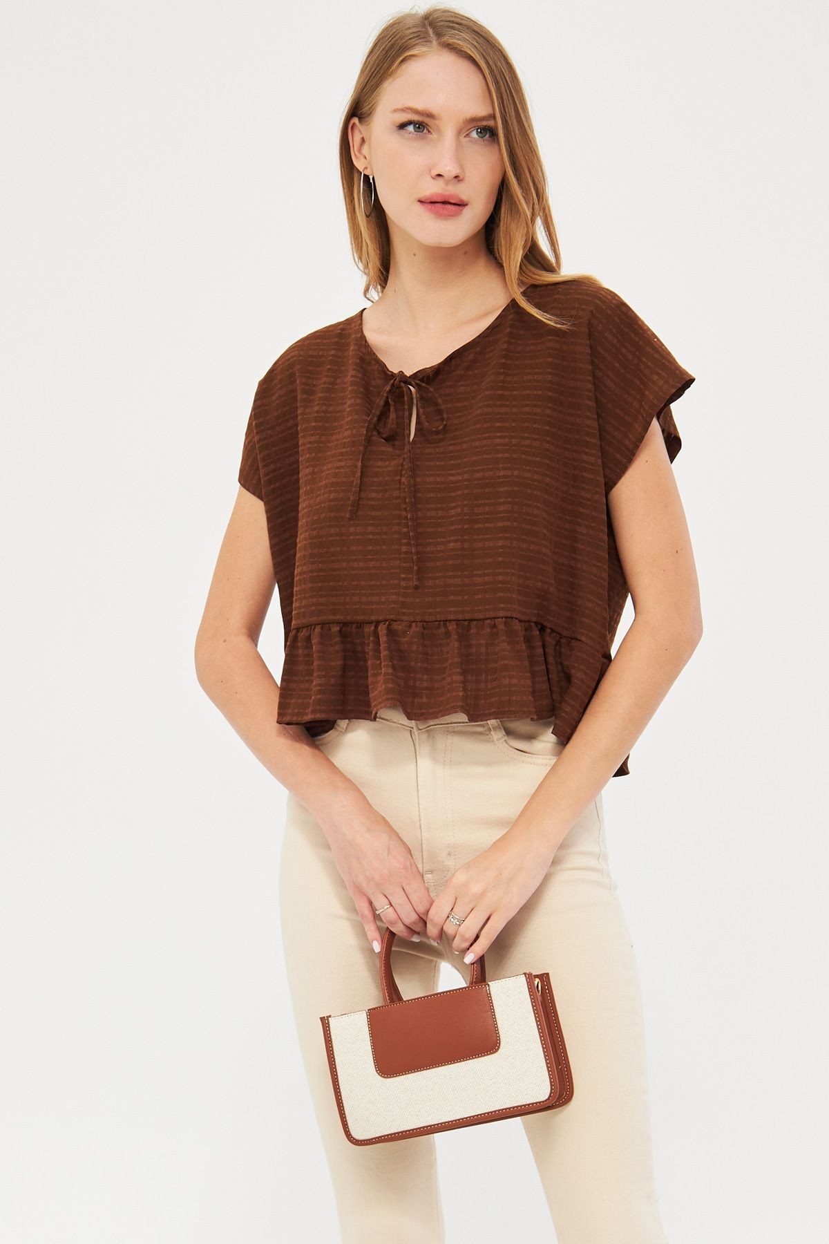 Kadın Kahve Yarasa Kol Yakası Bağlamalı Eteği Fırfırlı Oversize Crop Bluz ARM-24Y001088
