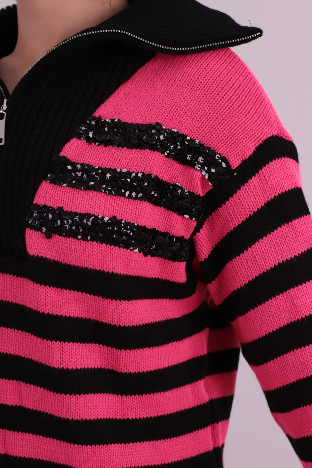 Kadın Pembe Yakası Fermuar Detaylı Pullu Triko Kazak ARM-26K136035