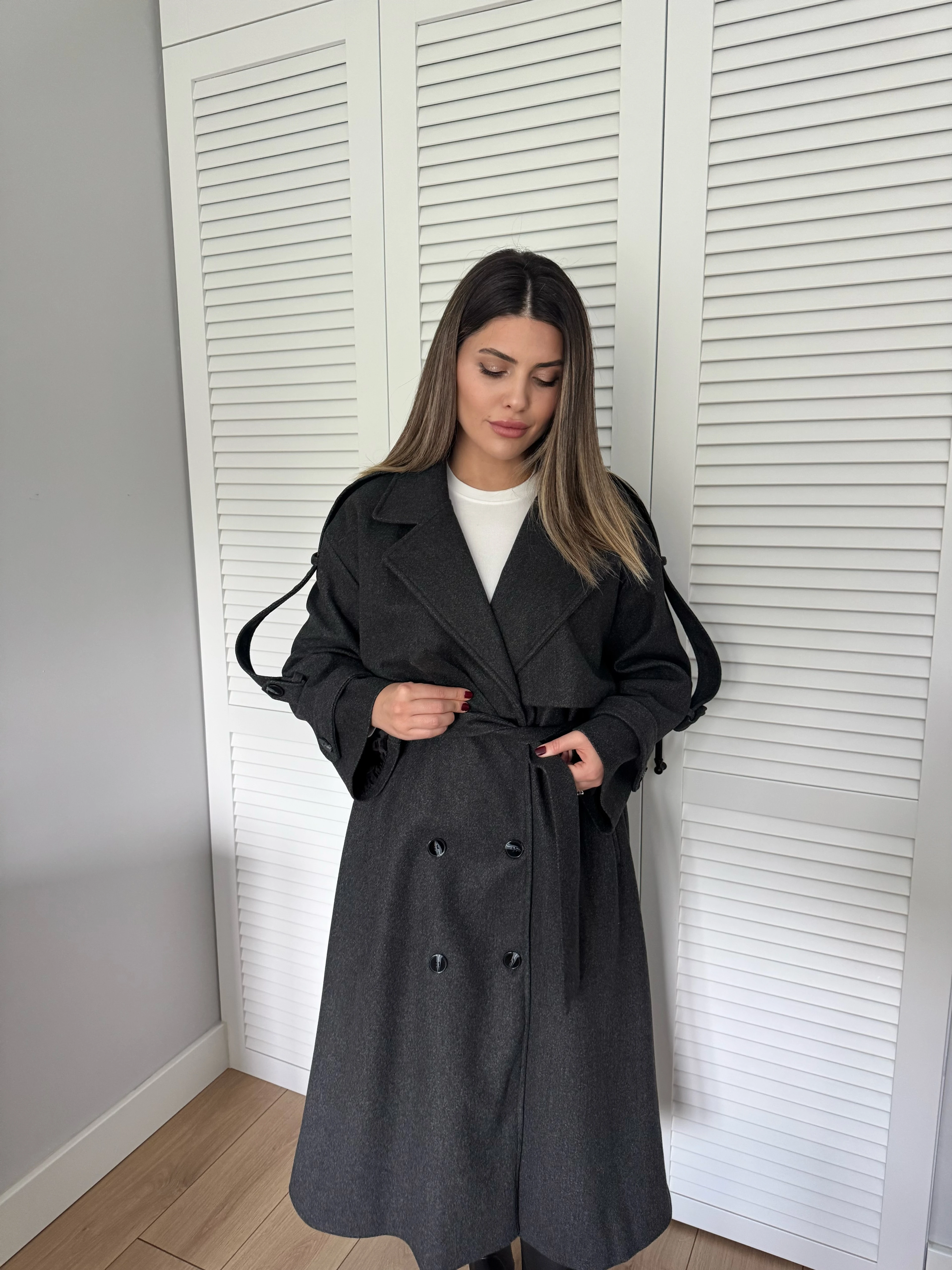 Kuşaklı ve Kol Detaylı Uzun Kaşe Kaban - Siyah