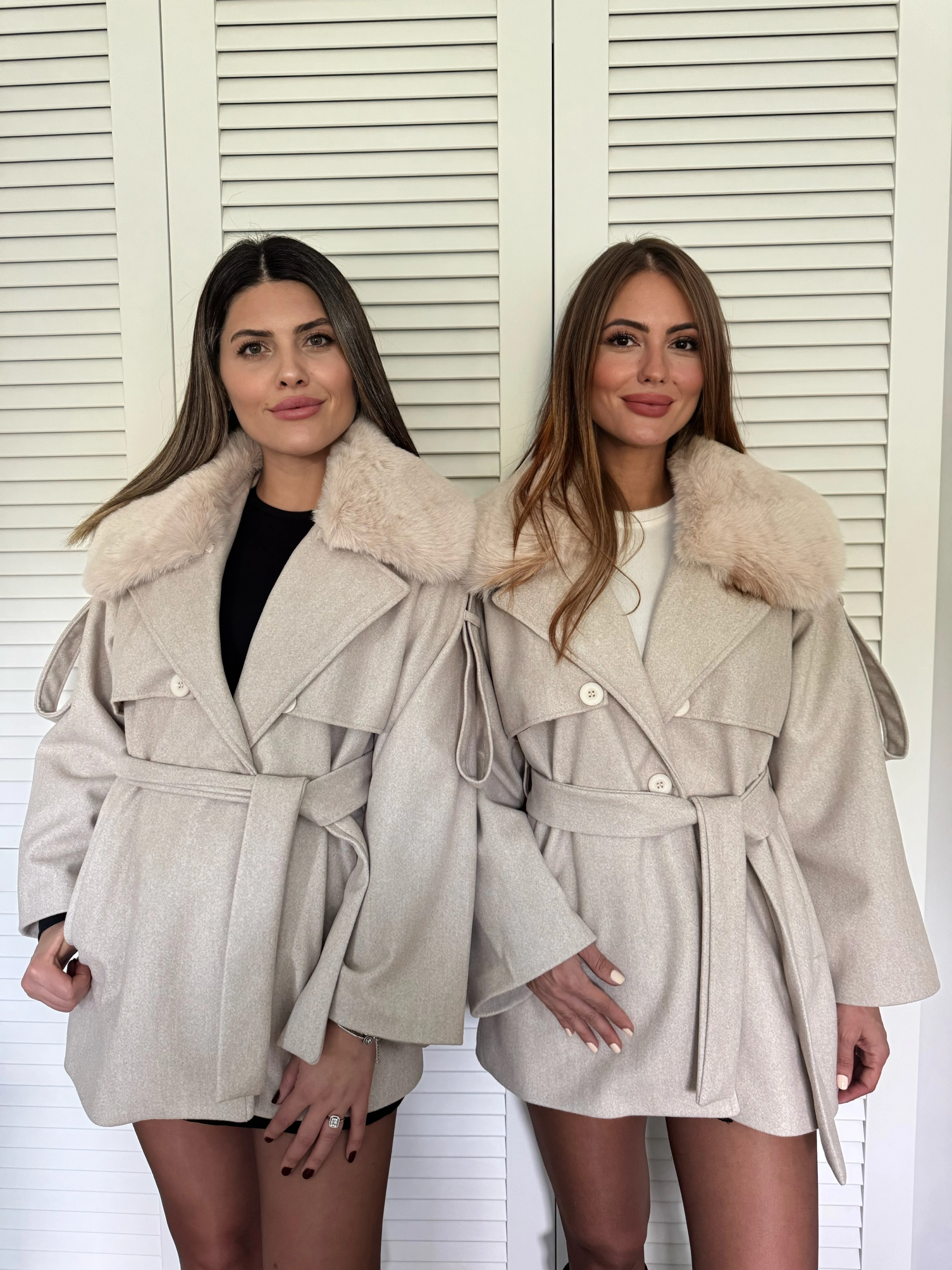 Yakası Takıp Çıkarılabilen Kürklü, Omuz Detaylı Kaşe Kaban - Vizon