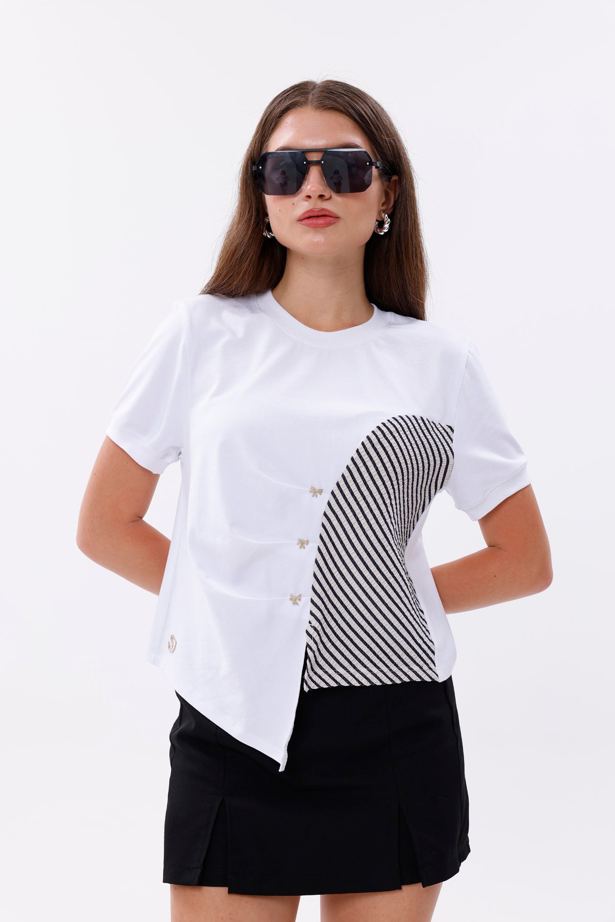 Nakış Detaylı Asimetrik Kesim T-shirt