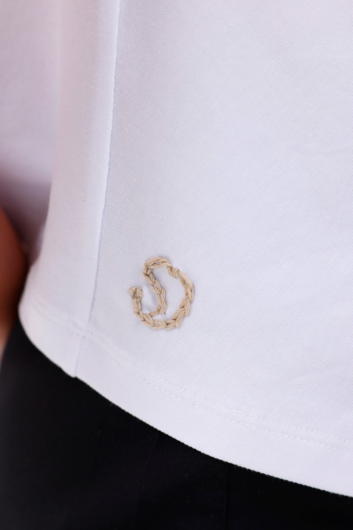 Nakış Detaylı Asimetrik Kesim T-shirt