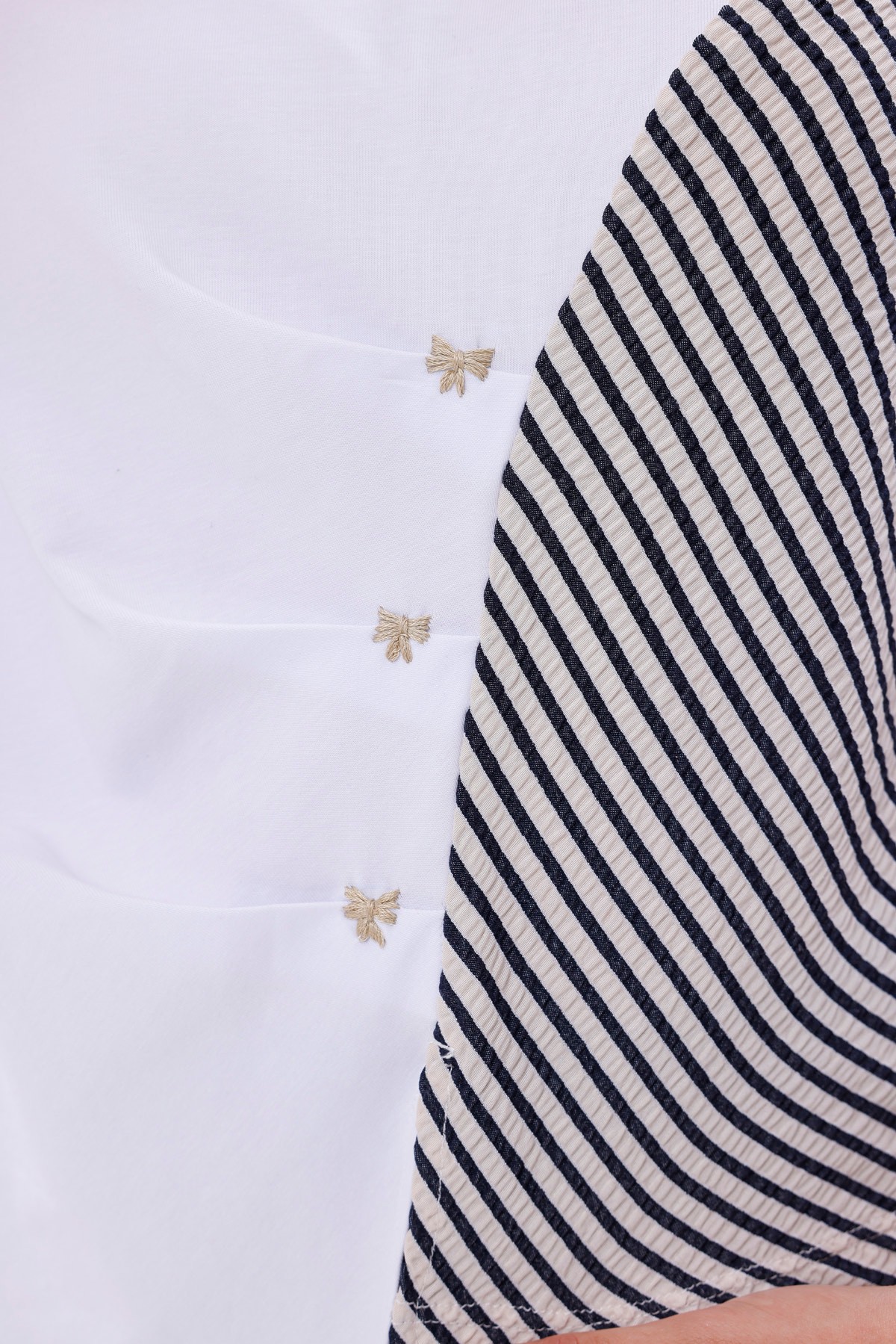 Nakış Detaylı Asimetrik Kesim T-shirt