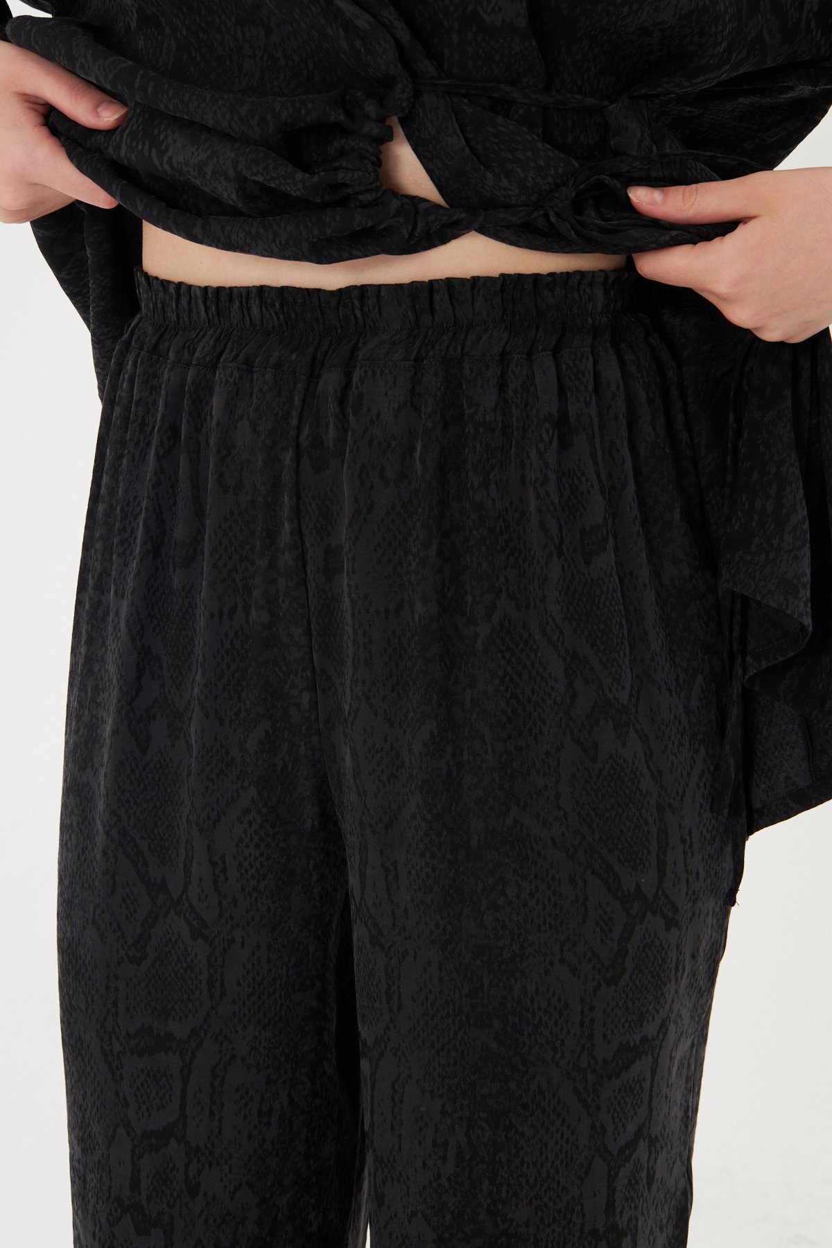 DESENLİ BELİ LASTİKLİ PANTOLON