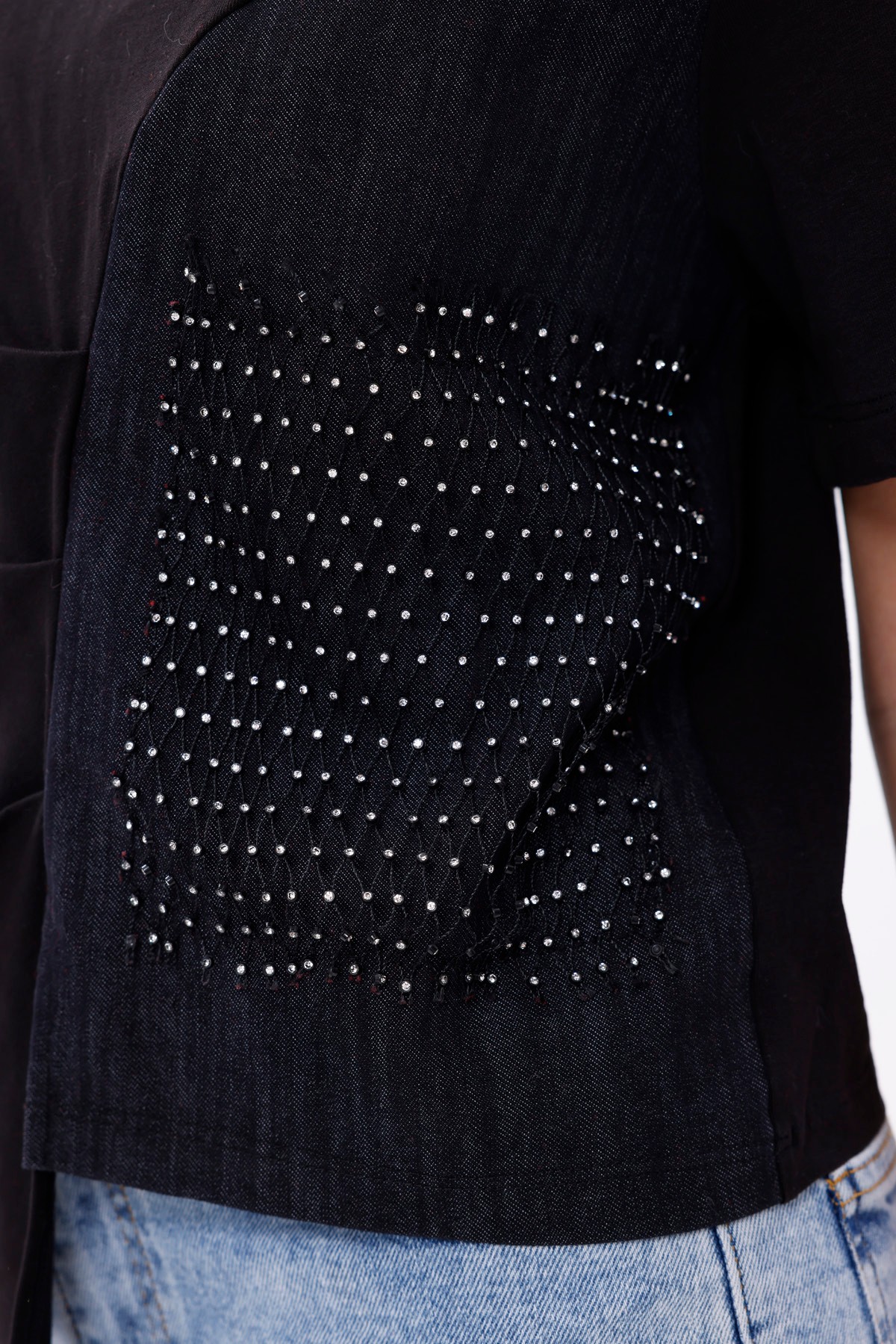 Asimetrik Kesim Taş Detaylı T-shirt