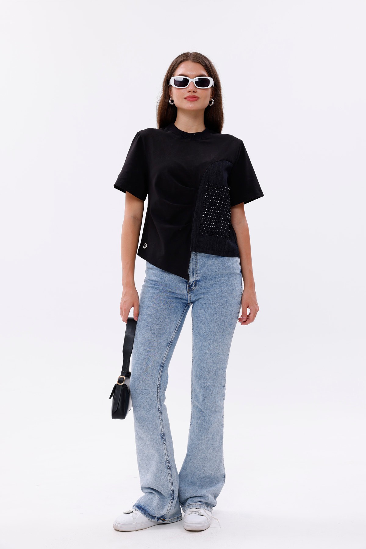 Asimetrik Kesim Taş Detaylı T-shirt