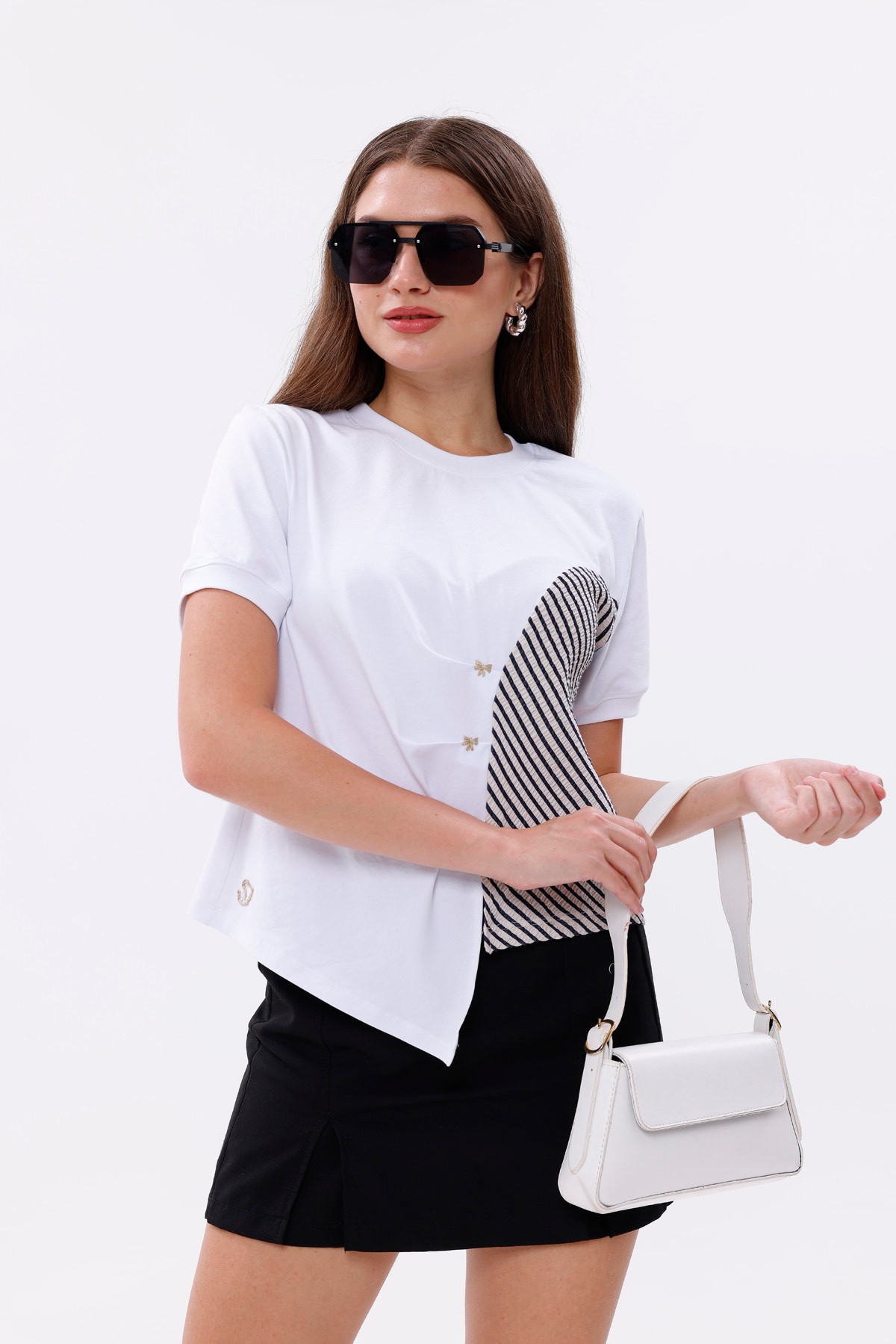 Nakış Detaylı Asimetrik Kesim T-shirt