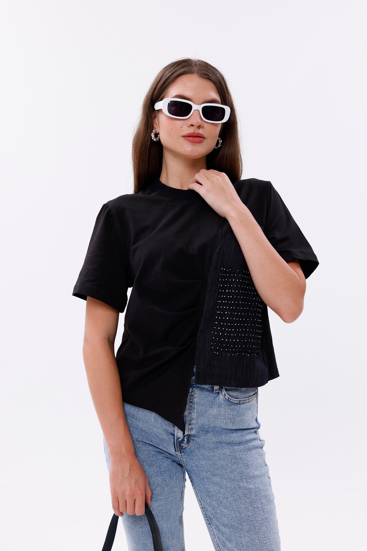Asimetrik Kesim Taş Detaylı T-shirt