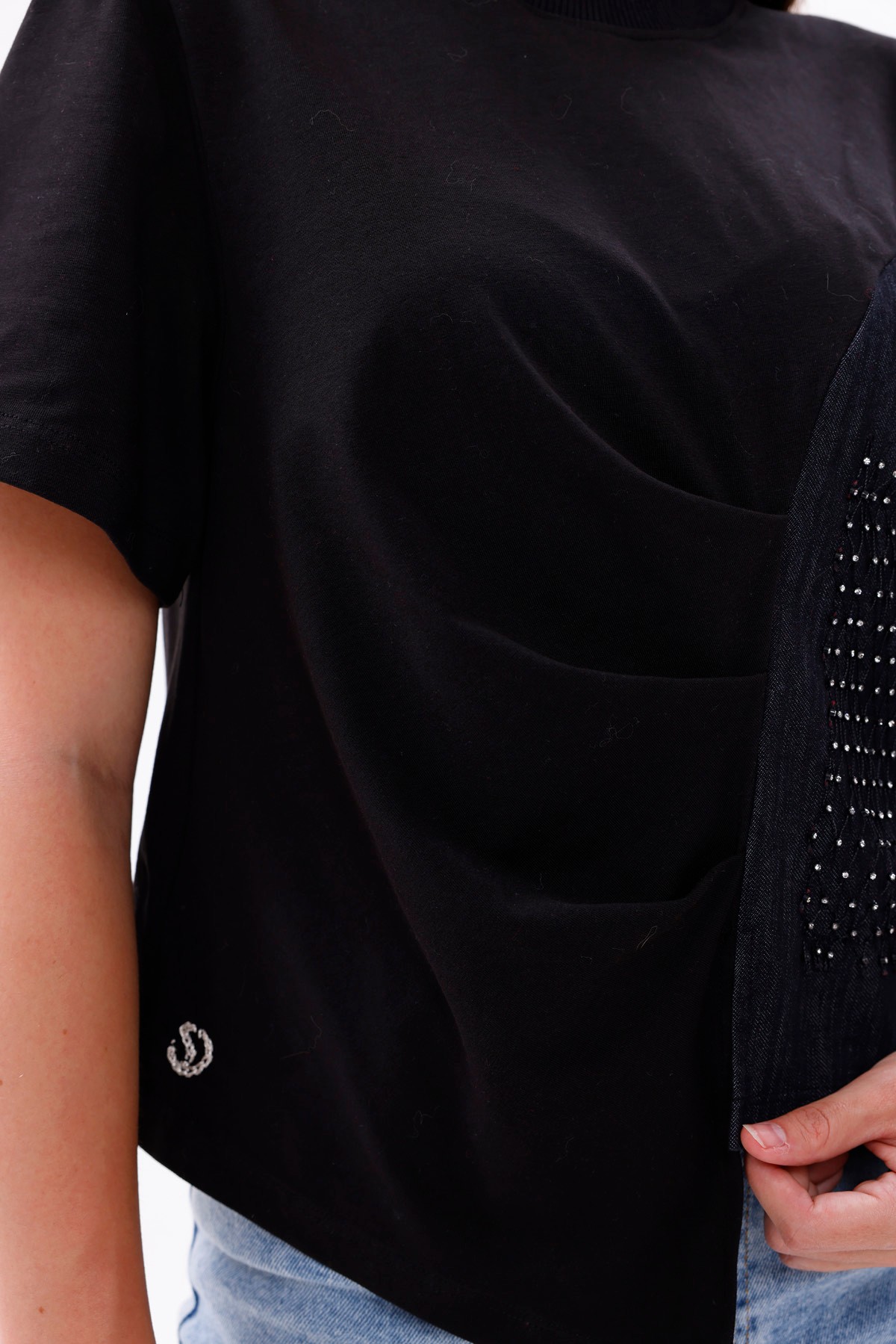 Asimetrik Kesim Taş Detaylı T-shirt