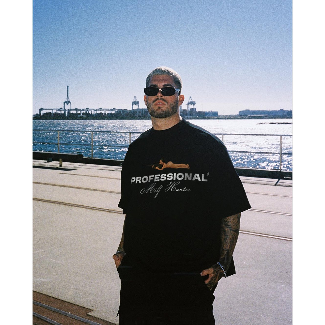 MILF HUNTER OVERSIZE TEE - Siyah