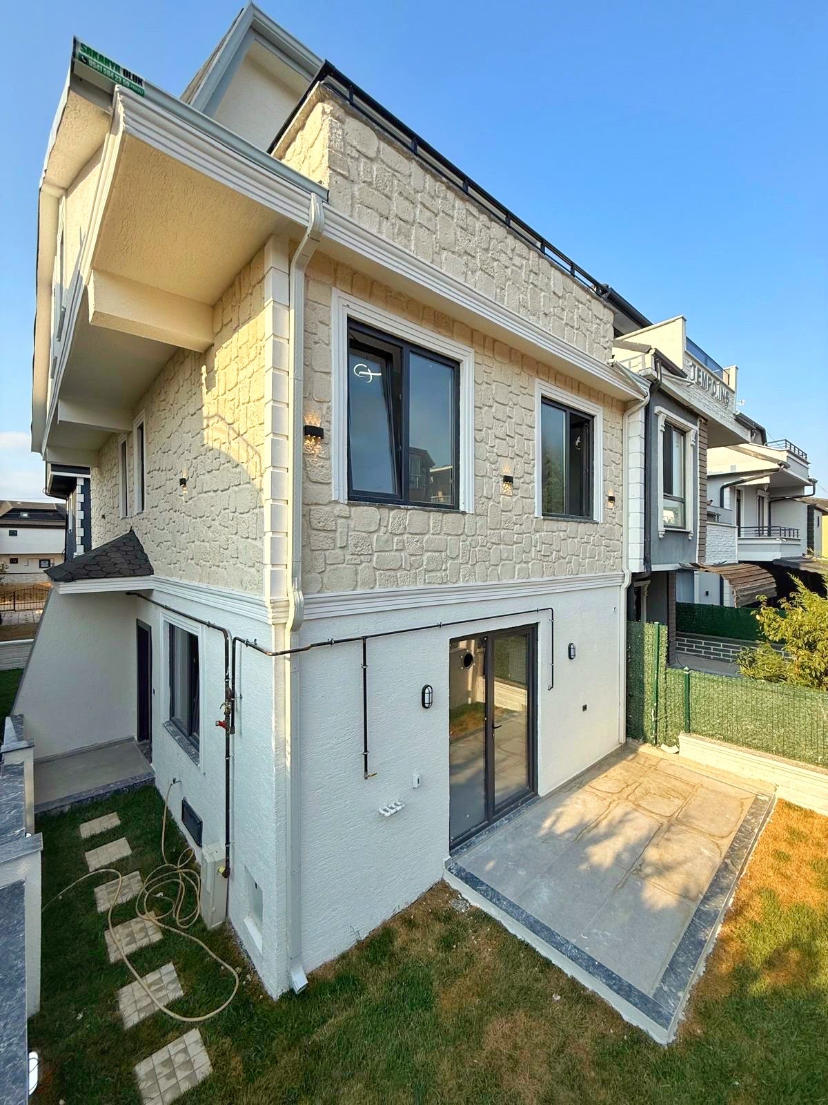 ALAÇATI TAŞ KONSEPT, MERKEZ PLAJ, EBEVEYN BANYO, YERDEN ISITMA, ÖN CEPHE  3+1 TRİPLEKS VİLLA! KOCAALİ YALI MH