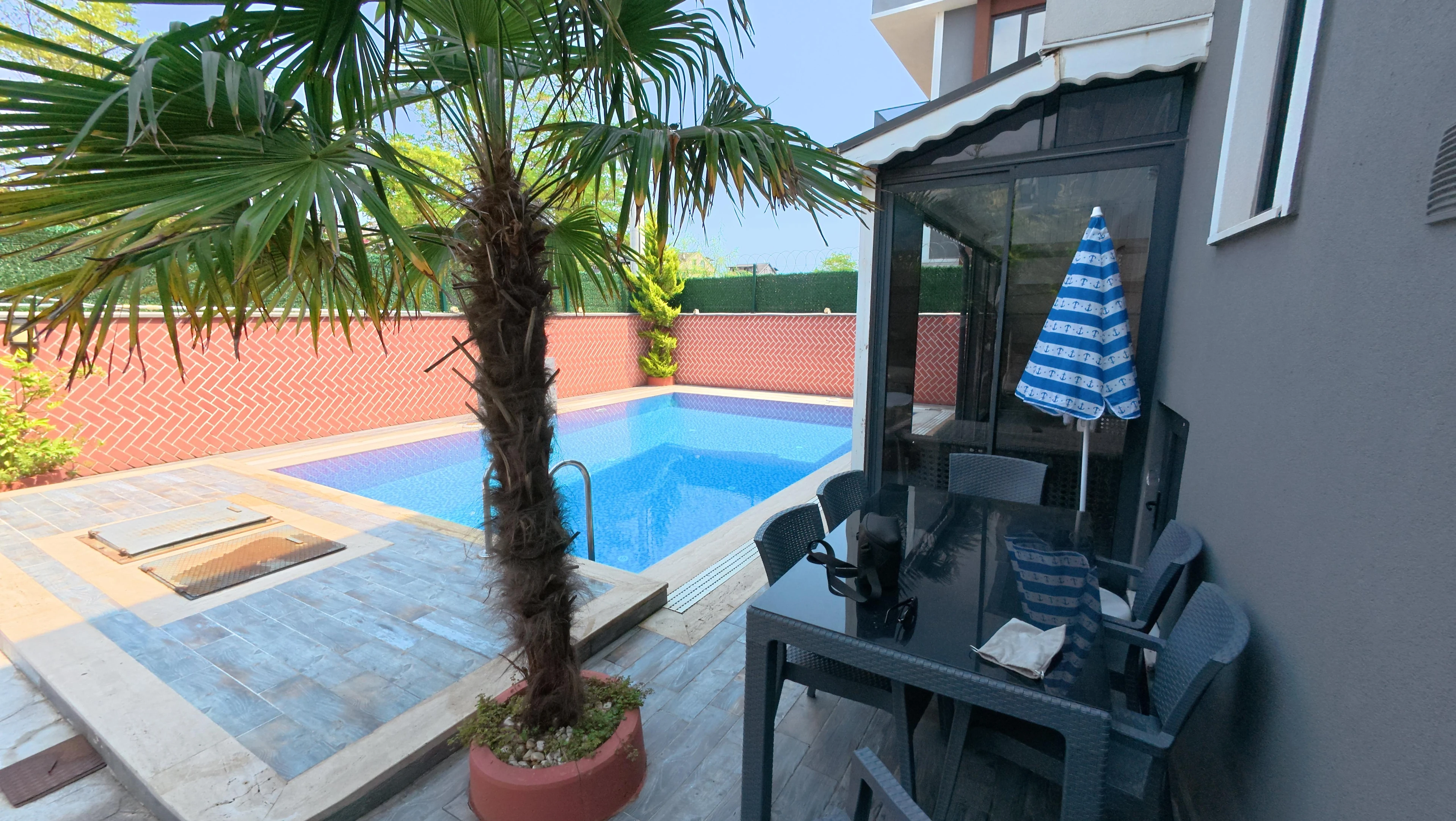 300m2 ARSA İÇİNDE TAM BAĞIMSIZ MÜSTAKİL! HAVUZLU, JAKUZİLİ, ULTRA GENİŞ BAHÇE, KENDİNE GARAJLI 4+1 TRİPLEKS VİLLA! KOCAALİ YALI MH