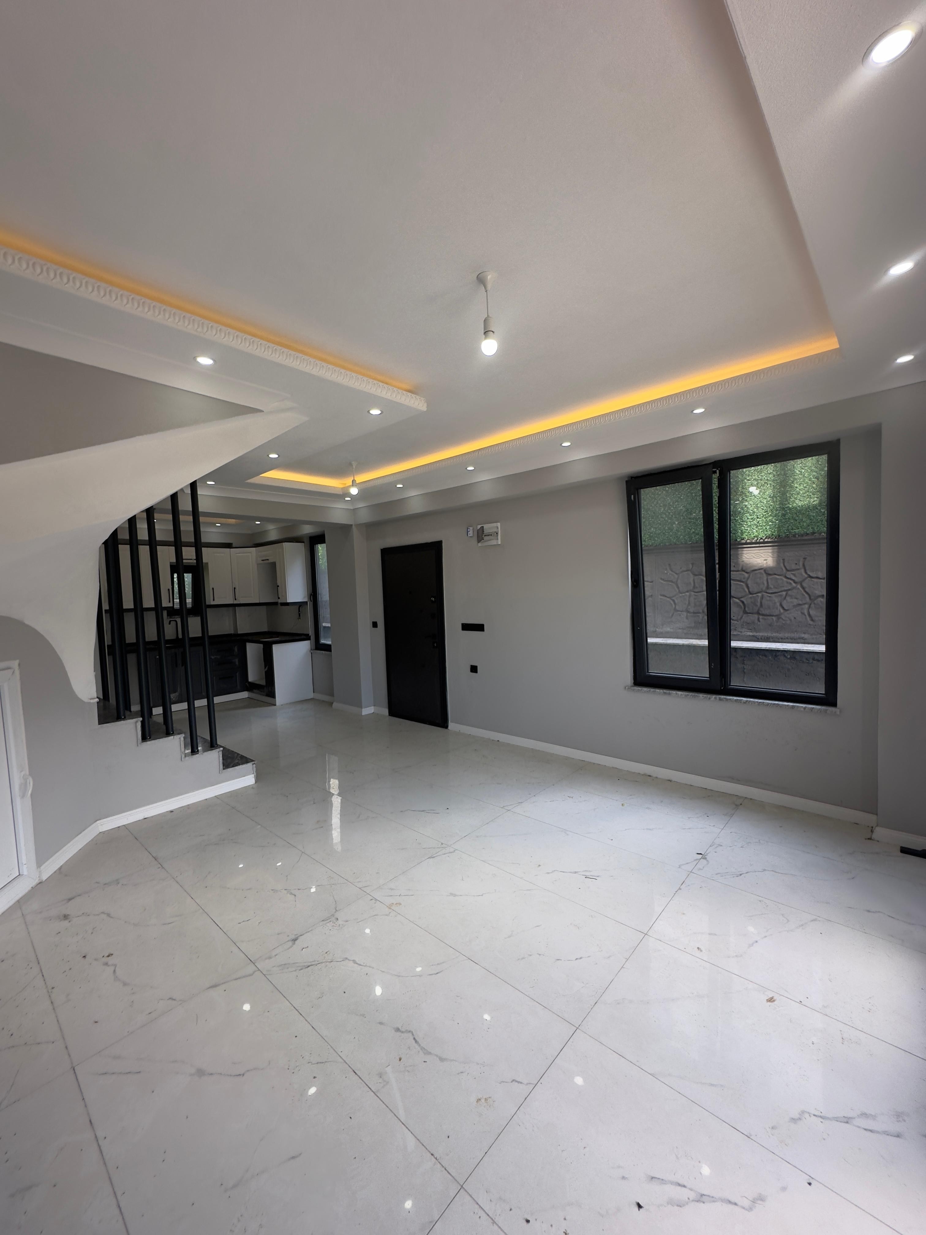 MERKEZ PLAJ, MÜSTAKİL GENİŞ 3 CEPHE BAHÇE, YERDEN ISITMA 4+1 TRİPLEKS VİLLA! YALI ALANDERE MH