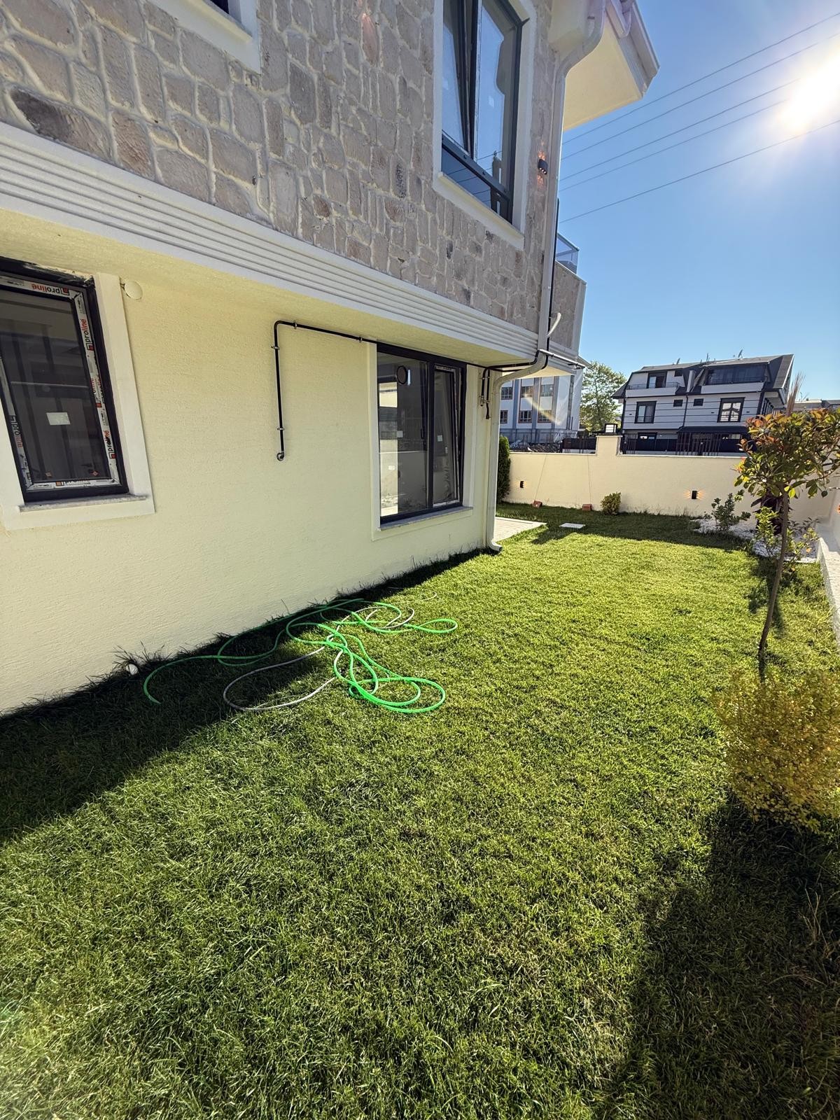 KÖŞE PARSEL, GENİŞ BAHÇE ALANLI, MERKEZ PLAJ, KOMBİ-PETEK 4+1 TRİPLEKS VİLLA! KOCAALİ YALI MH