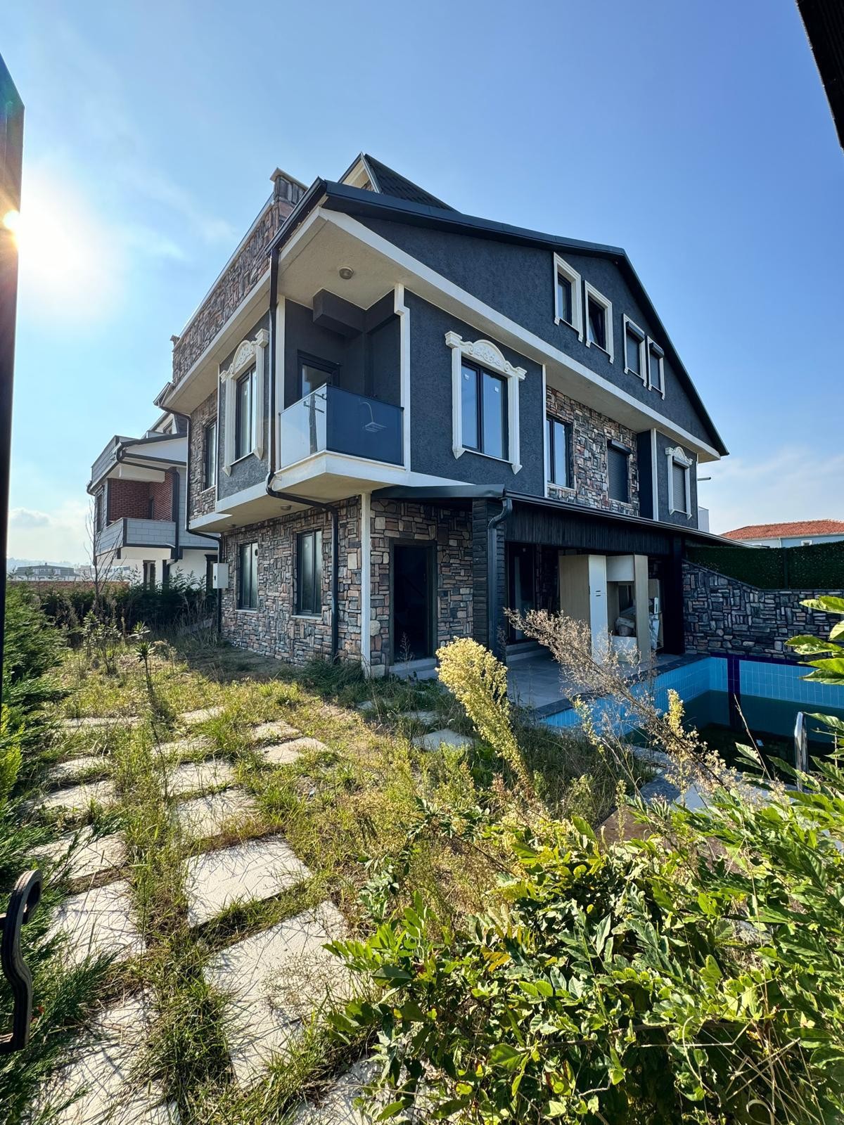 DENİZE SIFIR, 376M2 ARSA İÇİNDE, KÖŞE PARSEL 5+1 TRİPLEKS VİLLA! KOCAALİ ALANDERE MH