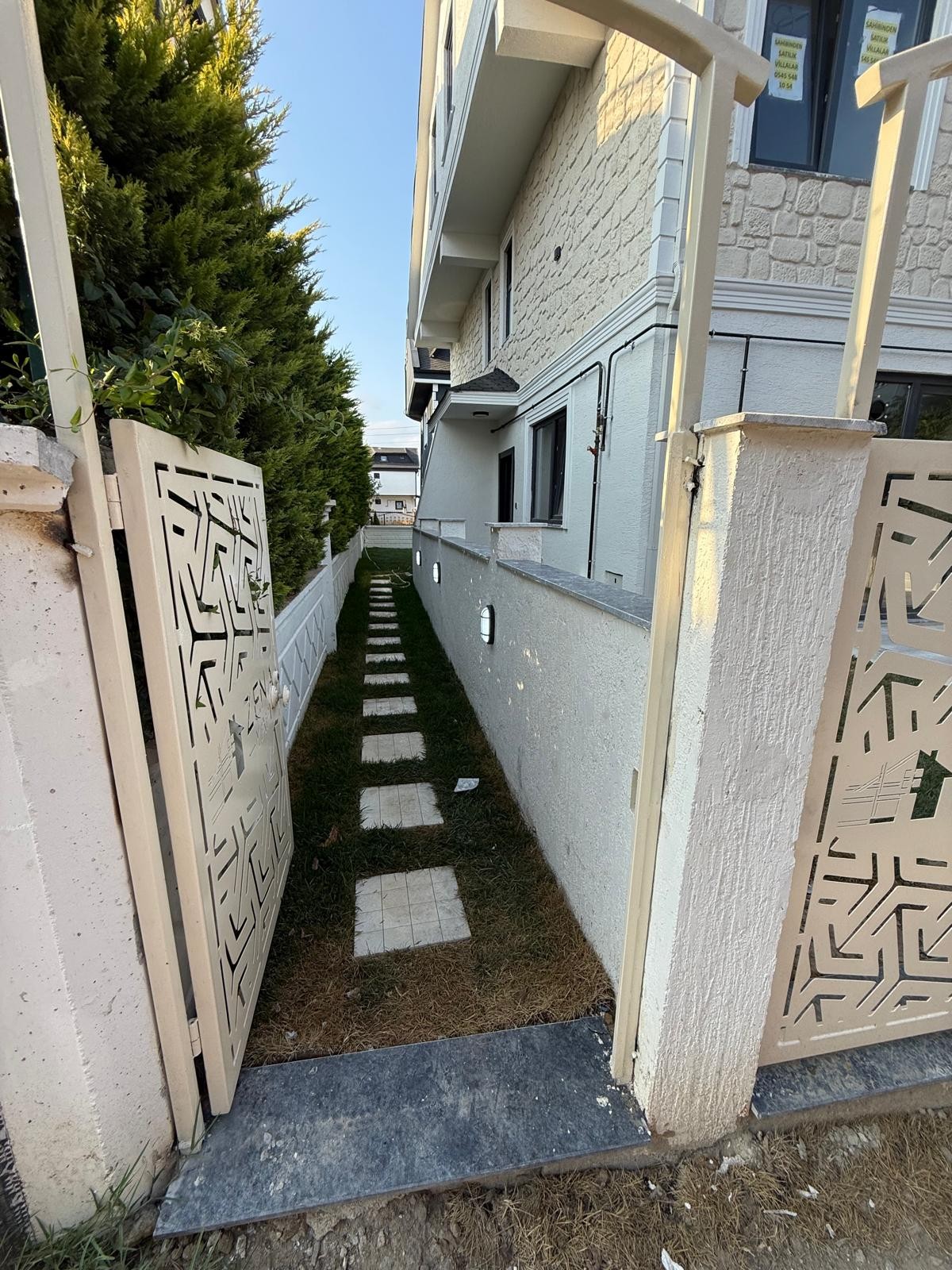 ALAÇATI TAŞ KONSEPT, MERKEZ PLAJ, EBEVEYN BANYO, YERDEN ISITMA, ARKA CEPHE  3+1 TRİPLEKS VİLLA! KOCAALİ YALI MH