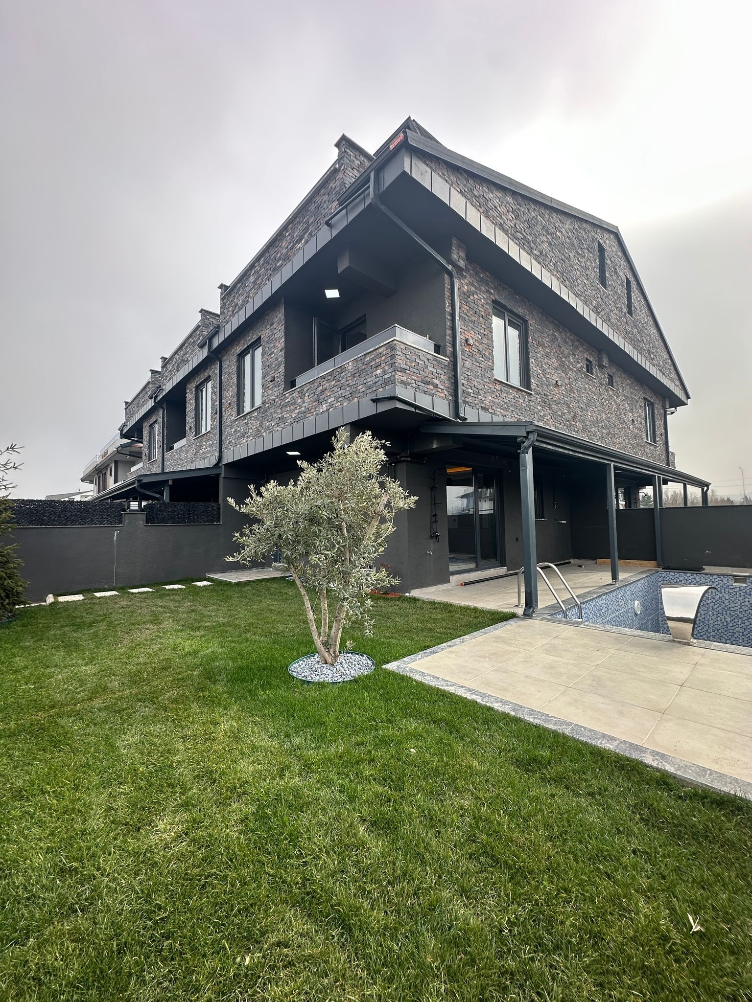 KÖŞE PARSEL, MERKEZ PLAJ, HAVUZLU, OTURUMA HAZIR, YERDEN ISITMA 4+1 TRİPLEKS VİLLA! KOCAALİ YAYLA MH