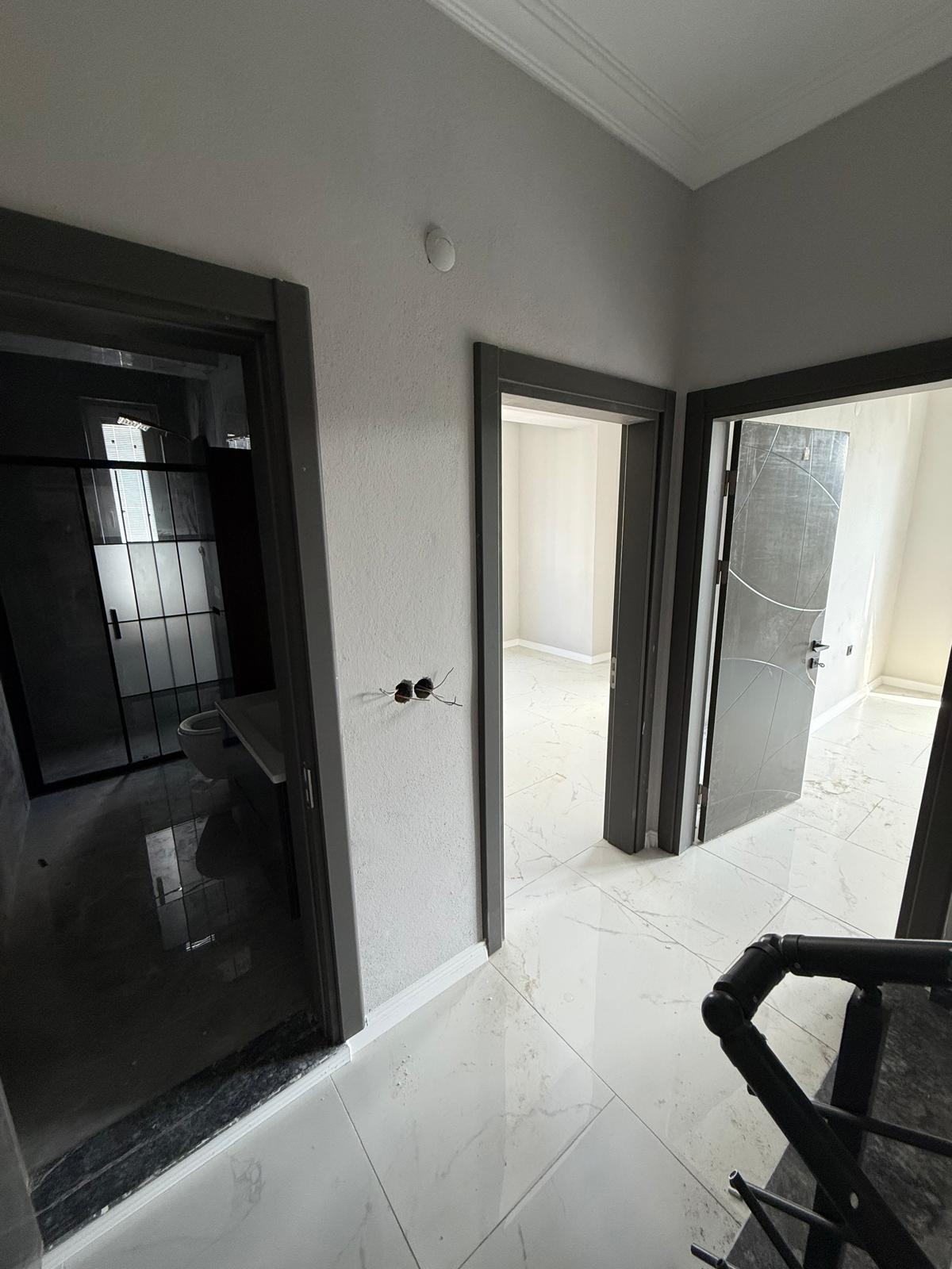 ÖN CEPHE, GENİŞ BİNA-BAHÇE ALANLI, LÜKS DİZAYN, YERDEN ISITMA 3+1 TRİPLEKS VİLLA! KOCAALİ ALANDERE MH