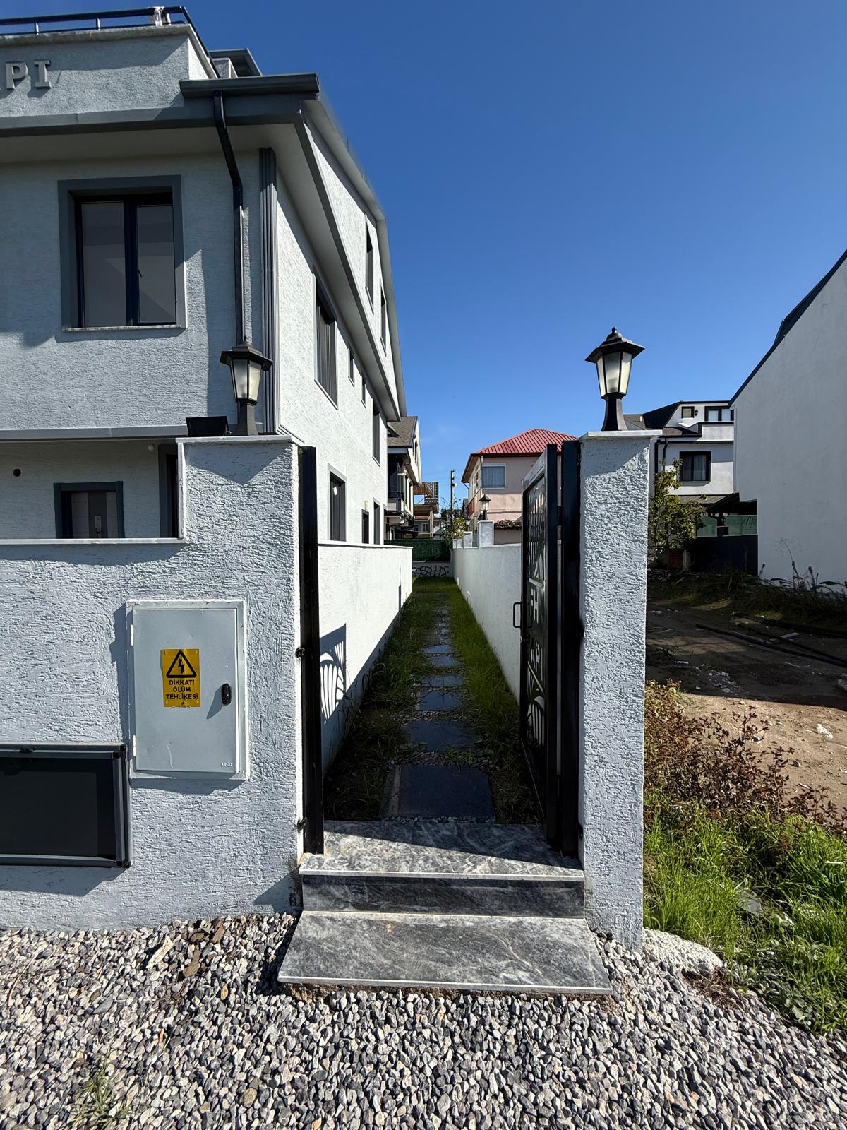 FİYAT/PERFORMANS, EBEVEYN BANYOLU, GENİŞ BAHÇE, YERDEN ISITMA, KOMPLE GRANİT ZEMİN 3+1 TRİPLEKS VİLLA! KOCAALİ ALANDERE MH