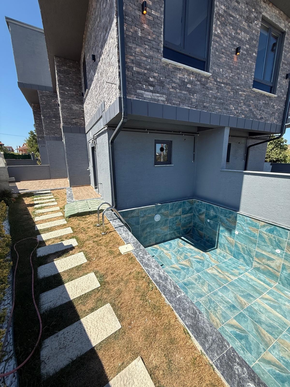 HAVUZLU, YOLA CEPHE, YERDEN ISITMA, KOMPLE GRANİT ZEMİN, PLAJA 300METRE 4+1 TRİPLEKS VİLLA! KOCAALİ ALANDERE MH