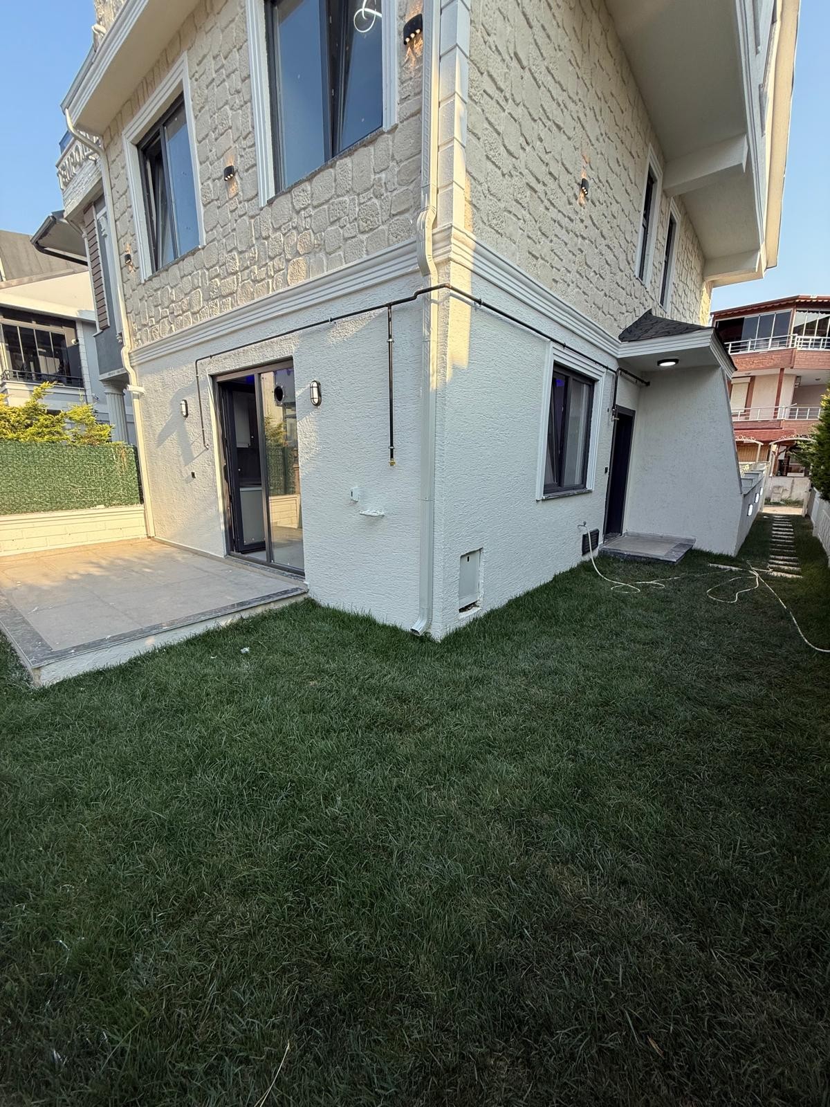 ALAÇATI TAŞ KONSEPT, MERKEZ PLAJ, EBEVEYN BANYO, YERDEN ISITMA, ARKA CEPHE  3+1 TRİPLEKS VİLLA! KOCAALİ YALI MH