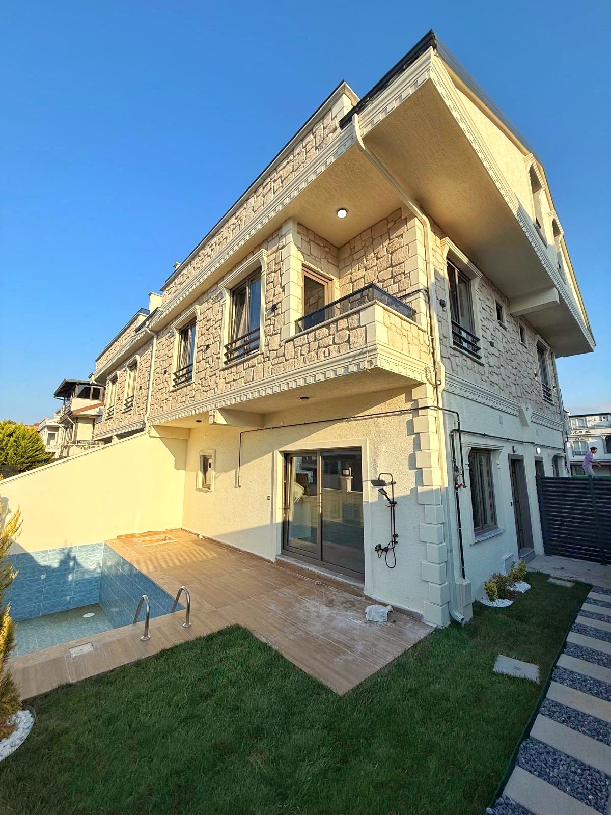LÜKS DİZAYN, MERKEZ PLAJ, ALAÇATI TAŞ KONSEPT, ÖN CEPHE, HAVUZLU 4+1 TRİPLEKS VİLLA! KOCAALİ YALI MH