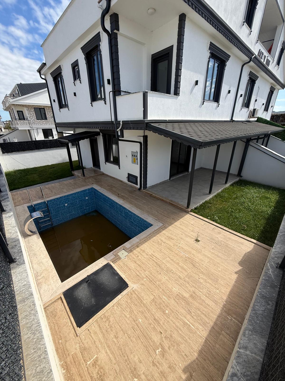 ULTRA GENİŞ BAHÇE, HAVUZLU, KÖŞE PARSEL, MERKEZ PLAJ 3+1 TRİPLEKS VİLLA! KOCAALİ YAYLA MH