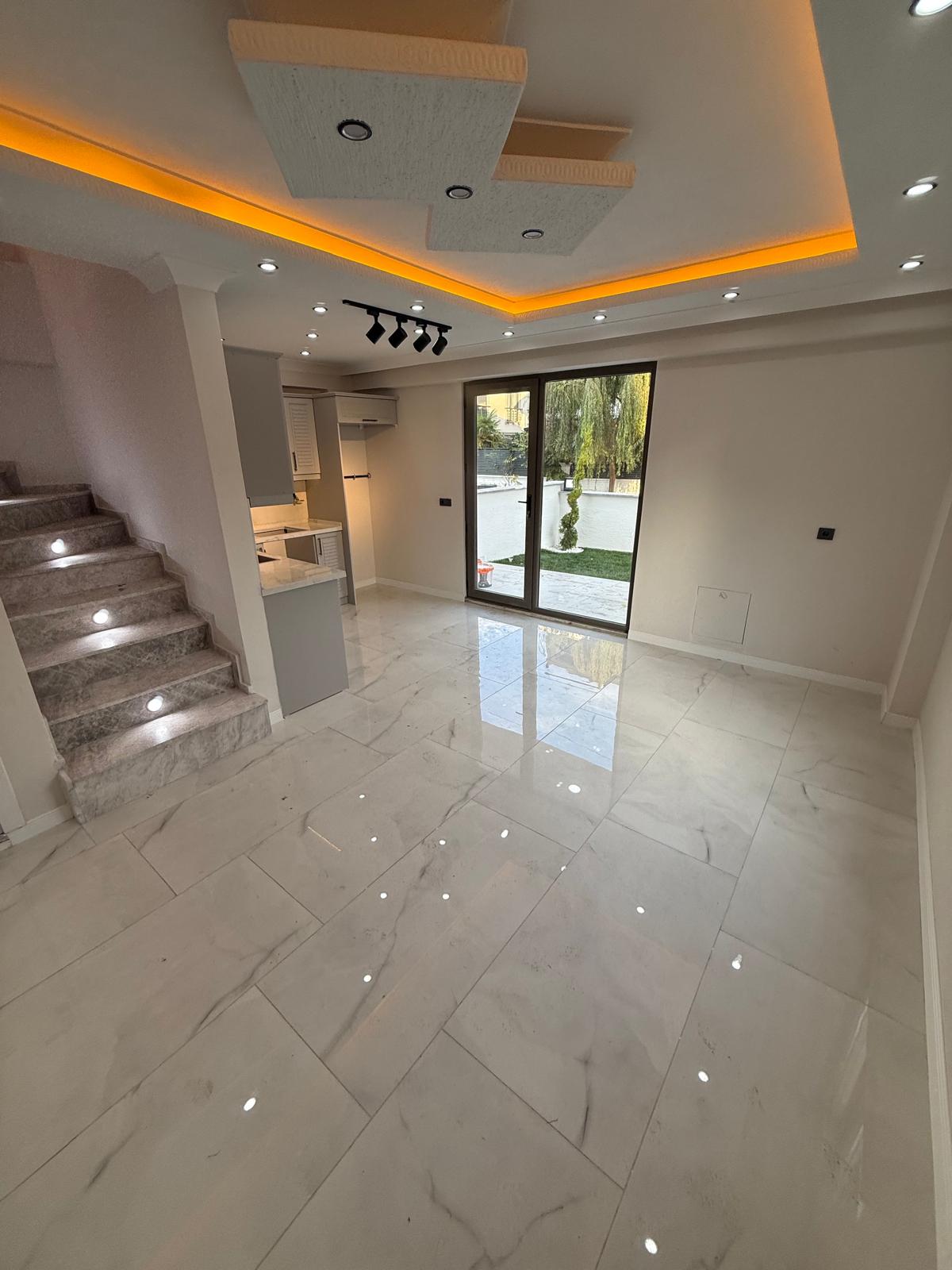 MERKEZ PLAJ, FIRSAT FİYAT, ÖN CEPHE, LÜKS DİZAYN, ALAÇATI TAŞ KONSEPT, EBEVEYN BANYO 3+1 TRİPLEKS VİLLA! KOCAALİ YALI MH