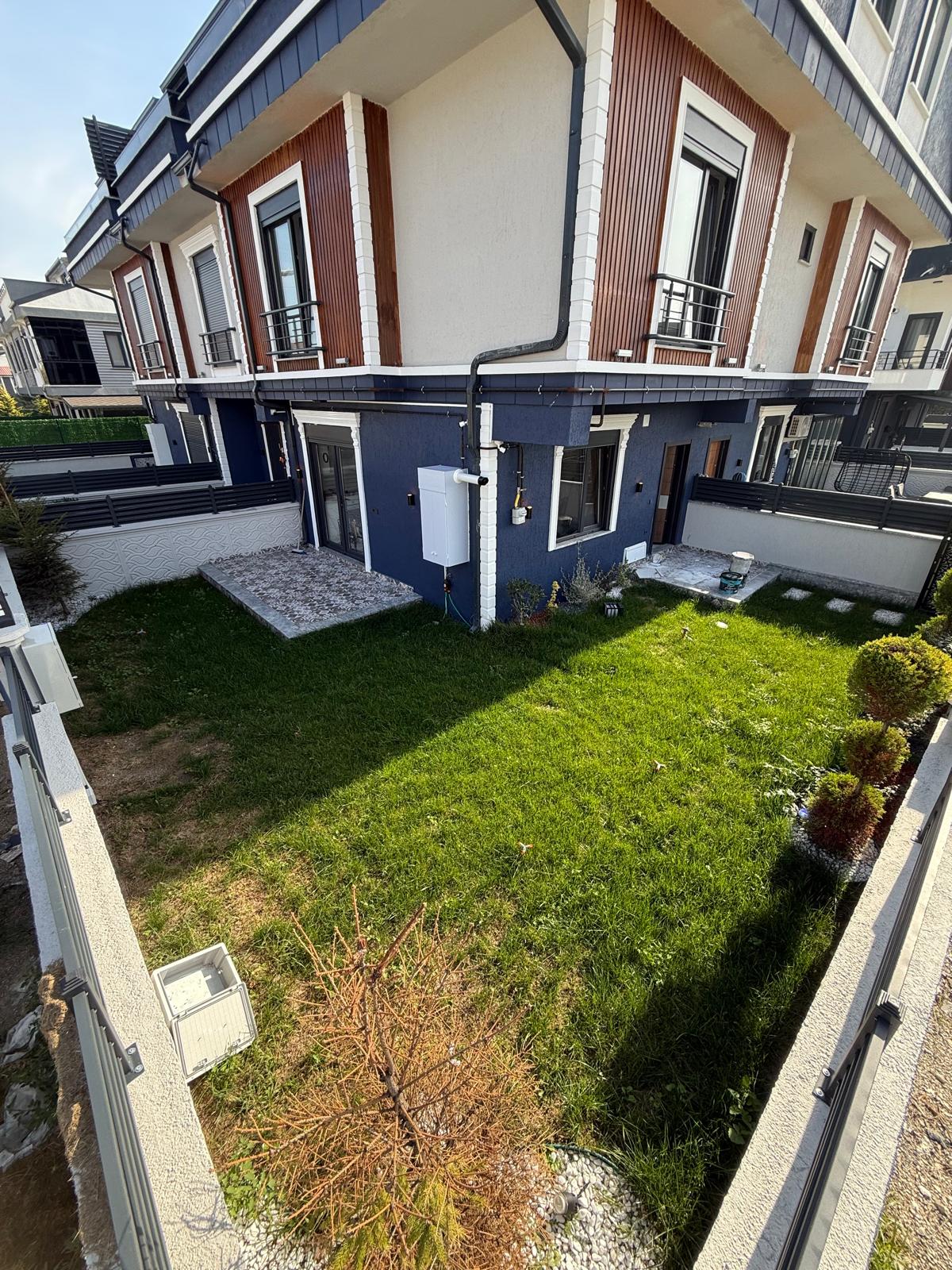 ARAÇ ŞARJ İSTASYONLU, KÖŞE PARSEL, MERKEZ PLAJ, OTURUMA HAZIR, ULTRA GENİŞ BAHÇE 3+1 TRİPLEKS VİLLA! KOCAALİ YALI MH