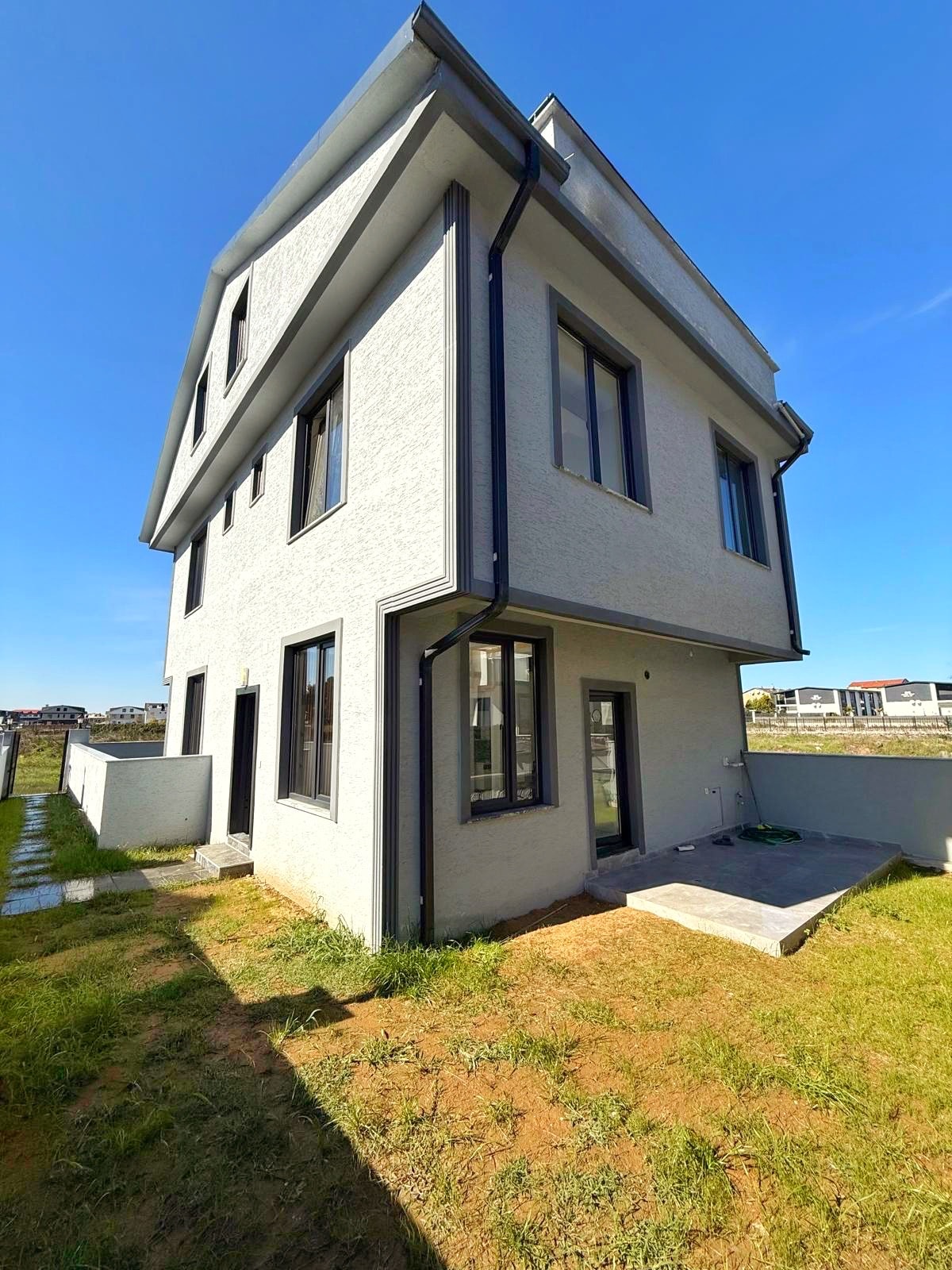 FİYAT/PERFORMANS, EBEVEYN BANYOLU, GENİŞ BAHÇE, YERDEN ISITMA, KOMPLE GRANİT ZEMİN 3+1 TRİPLEKS VİLLA! KOCAALİ ALANDERE MH