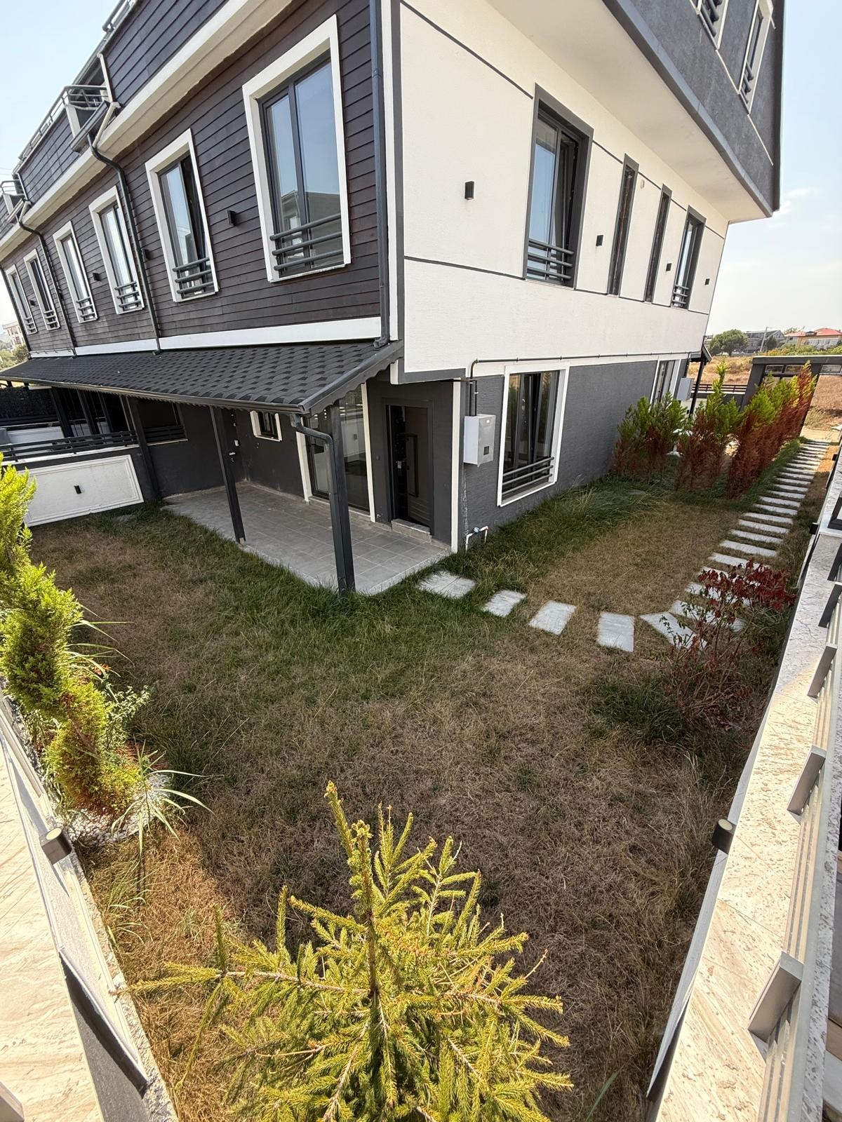 LÜKS DİZAYN, GENİŞ BAHÇE, ARKA CEPHE, VERANDALI, EBEVEYN BANYOLU 3+1 TRİPLEKS VİLLA! KOCAALİ ALANDERE MH