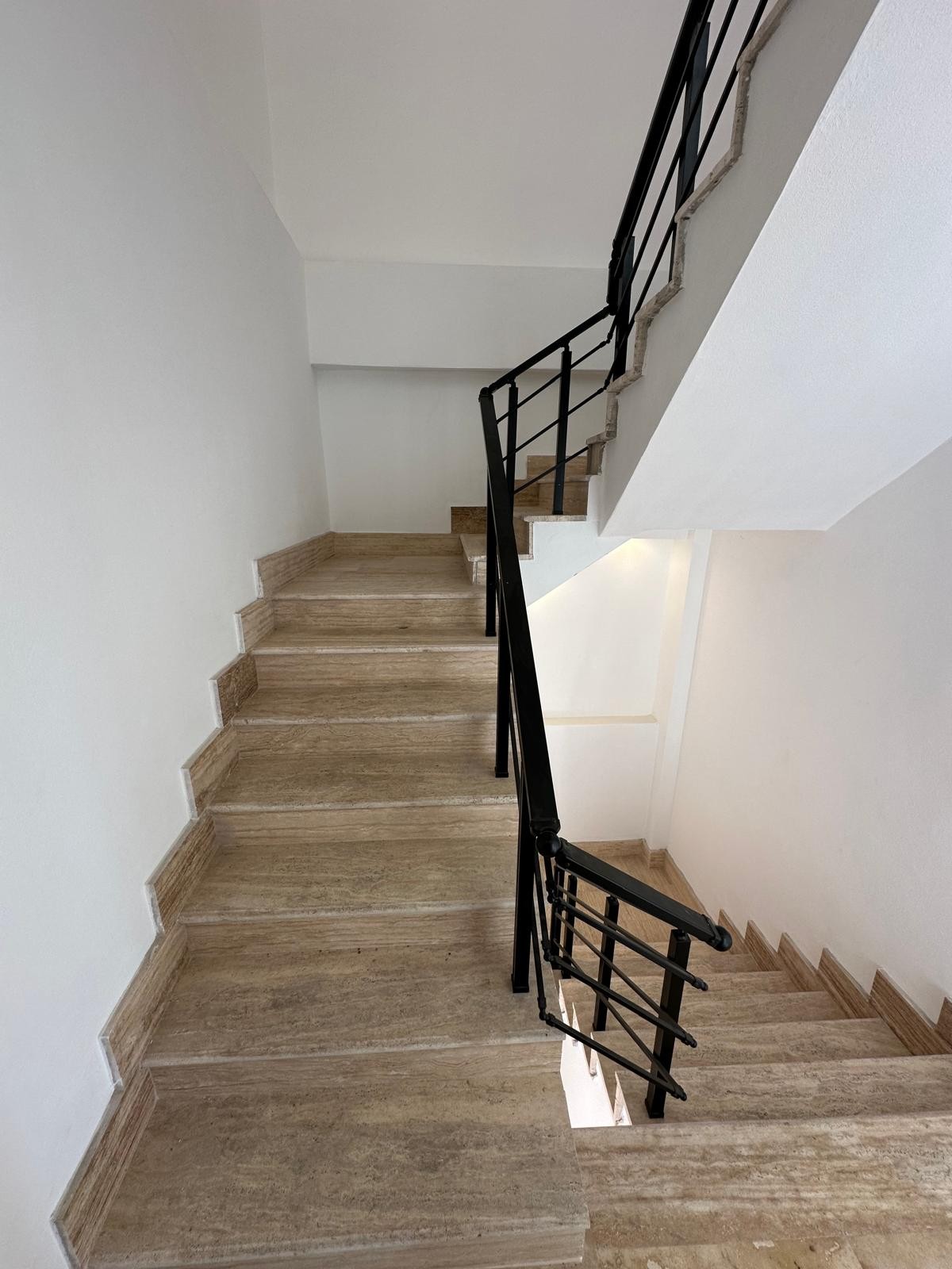 PANJURLU, VERANDALI, OTURUMA HAZIR, EBEVEYN BANYO 3+1 TRİPLEKS VİLLA! KOCAALİ YALI MH