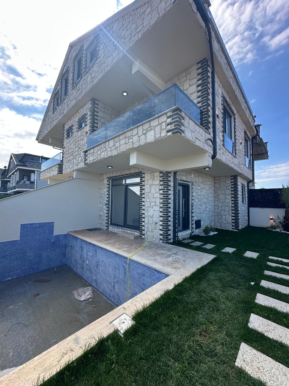ALAÇATI TAŞ KONSEPT, DENİZE 50M-MANZARALI(3.PARSEL), HAVUZLU, GENİŞ BAHÇE ALANLI, F/P 4+1 TRİPLEKS VİLLA! KOCAALİ ALANDERE MH